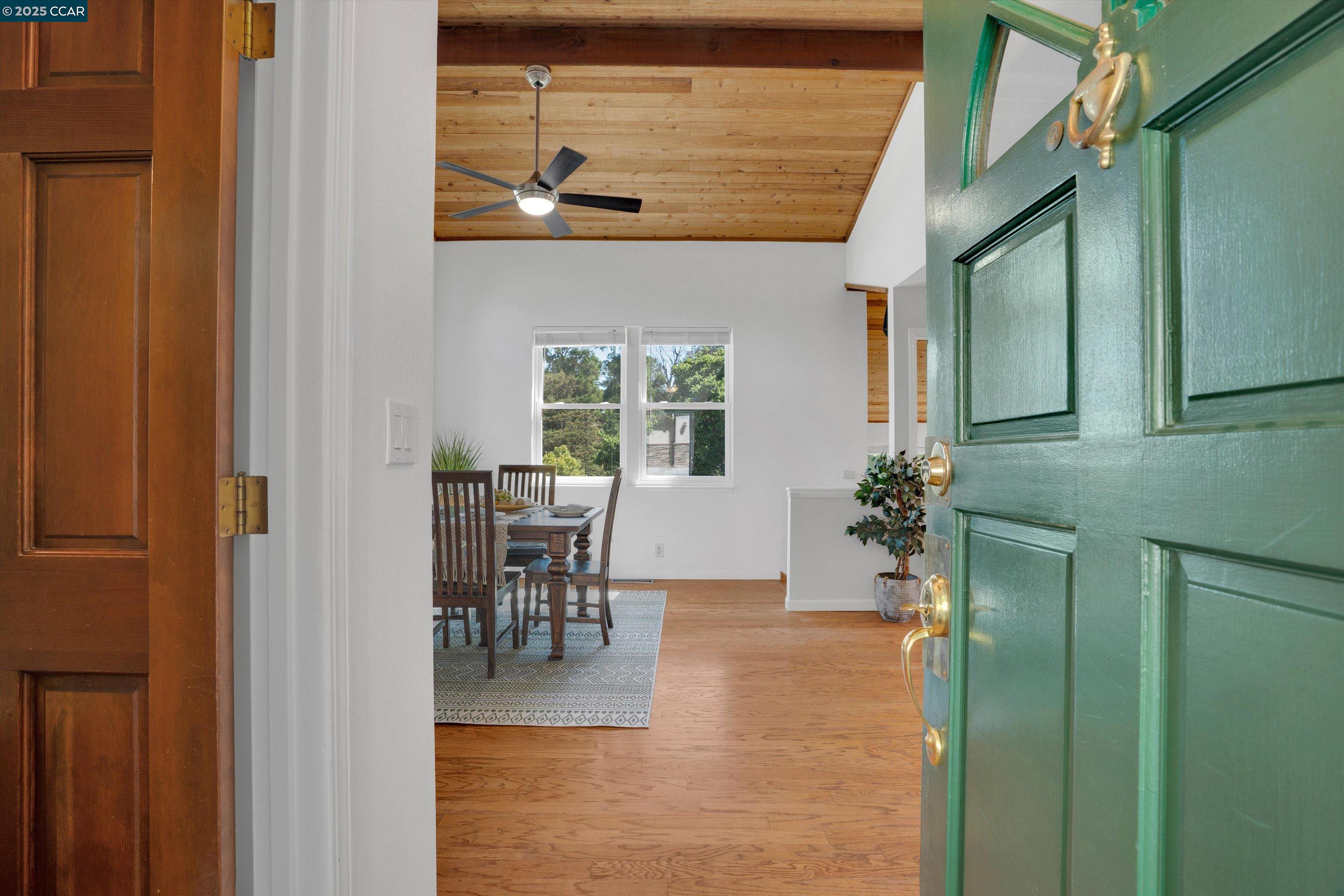 Detail Gallery Image 8 of 40 For 1027 W Arlington Way, Martinez,  CA 94553 - 3 Beds | 2/1 Baths