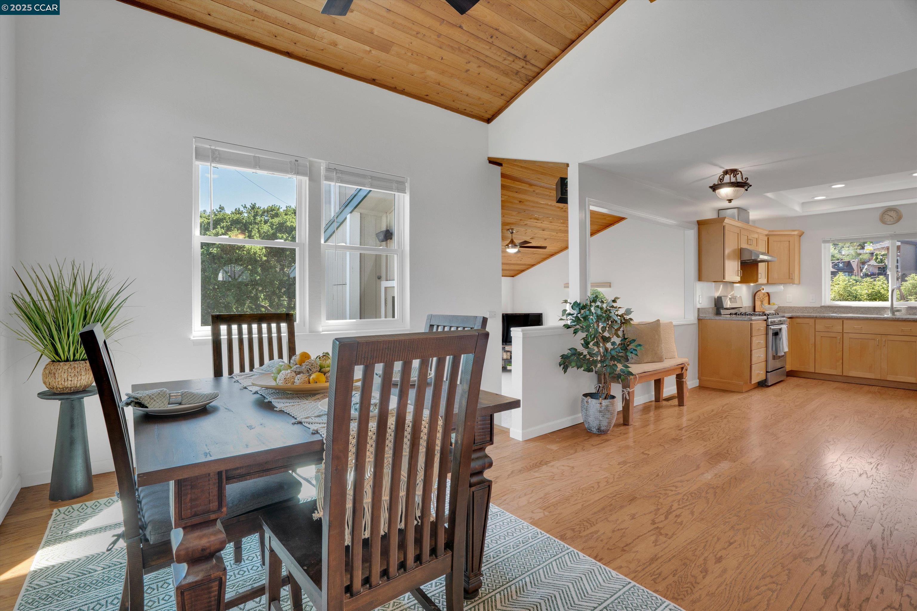 Detail Gallery Image 10 of 40 For 1027 W Arlington Way, Martinez,  CA 94553 - 3 Beds | 2/1 Baths