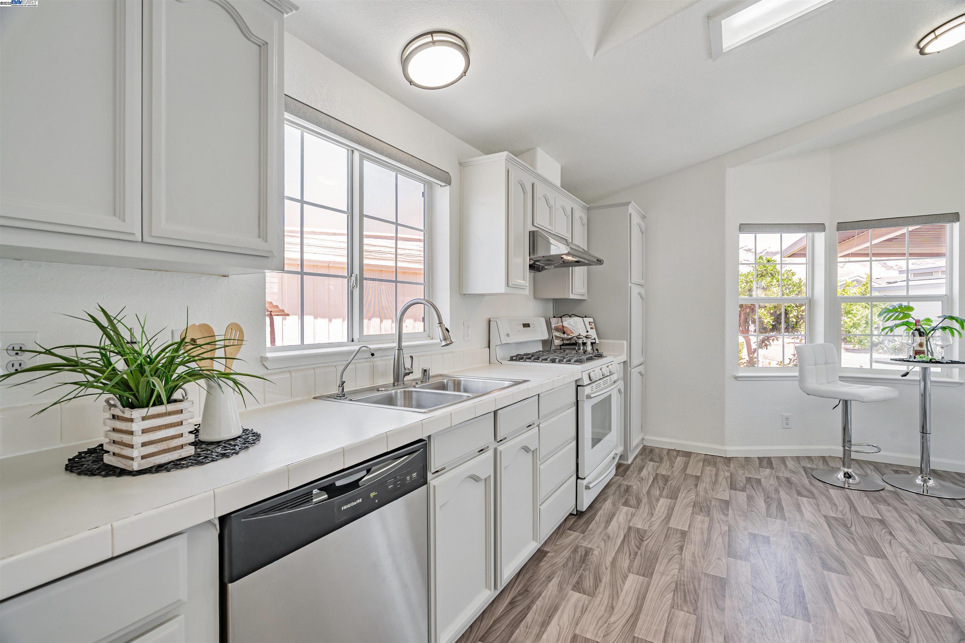 Detail Gallery Image 7 of 39 For 120 Dixon Landing Road #45,  Milpitas,  CA 95035 - 3 Beds | 2 Baths