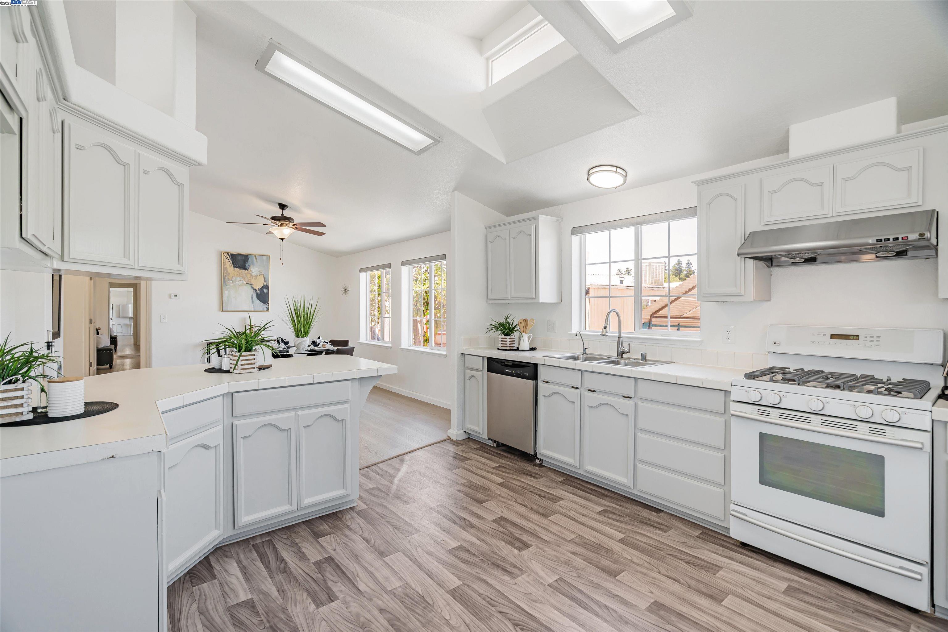 Detail Gallery Image 9 of 39 For 120 Dixon Landing Road #45,  Milpitas,  CA 95035 - 3 Beds | 2 Baths