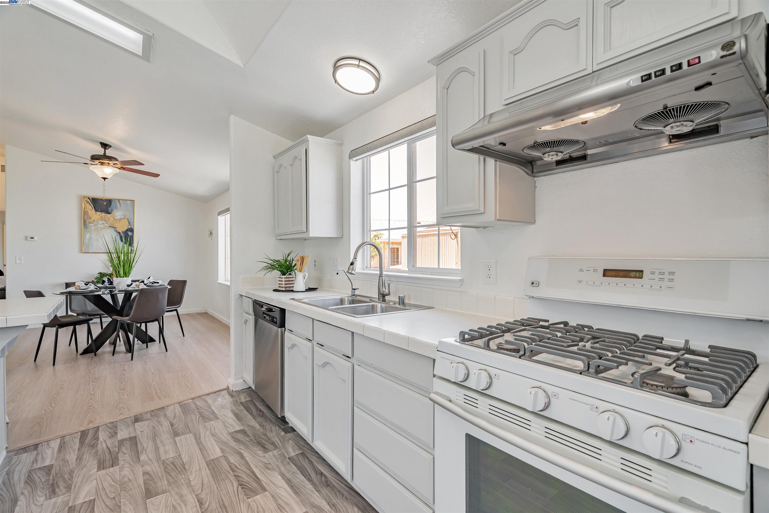 Detail Gallery Image 10 of 39 For 120 Dixon Landing Road #45,  Milpitas,  CA 95035 - 3 Beds | 2 Baths