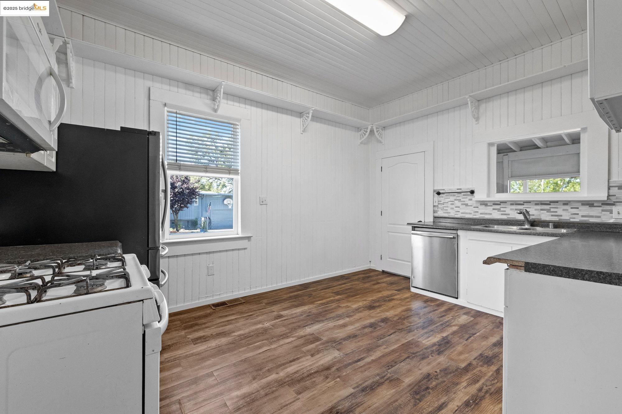 Detail Gallery Image 5 of 21 For 18500 Madrone St, Tuolumne,  CA 95379 - 2 Beds | 1 Baths