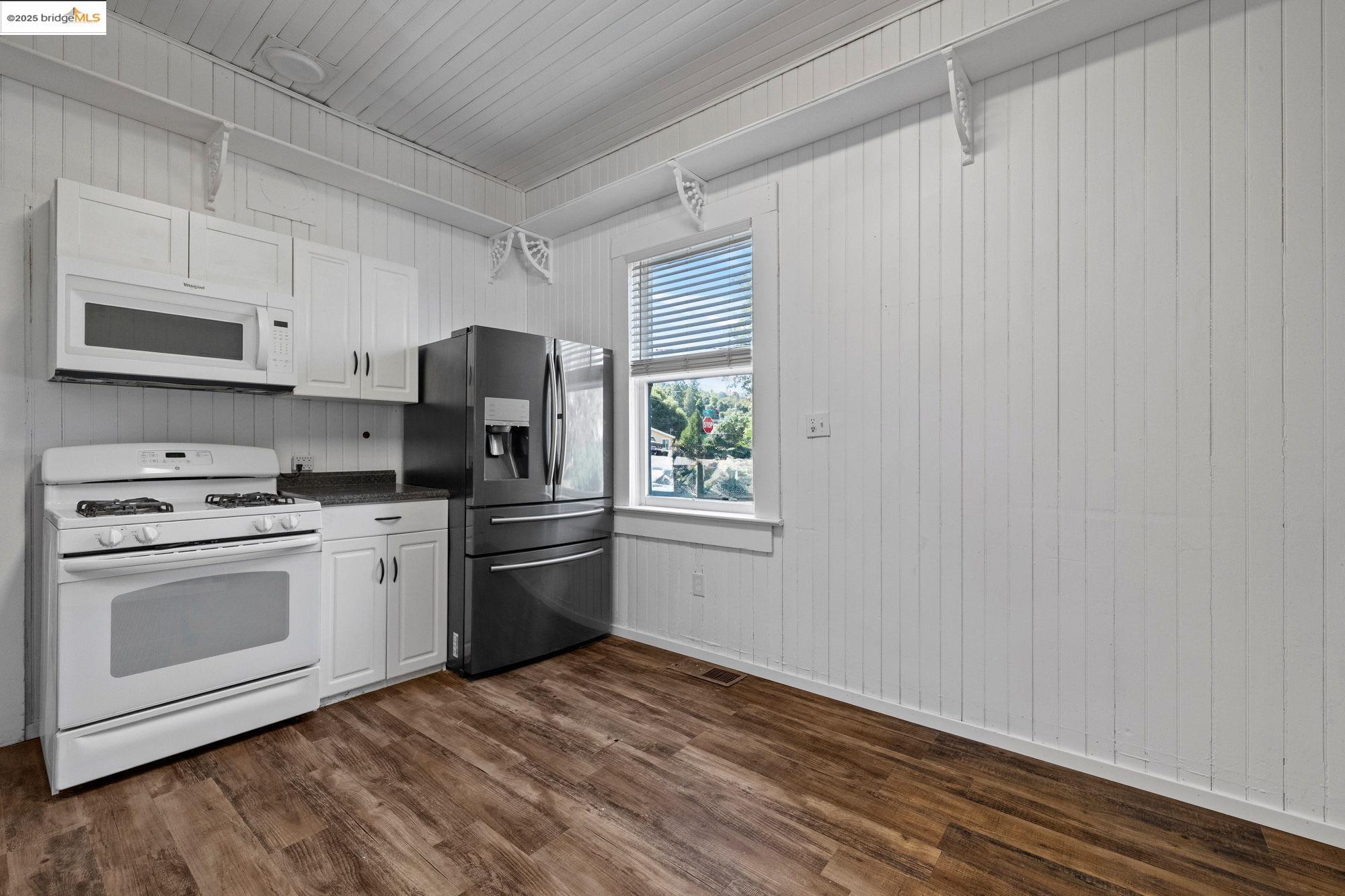 Detail Gallery Image 8 of 21 For 18500 Madrone St, Tuolumne,  CA 95379 - 2 Beds | 1 Baths