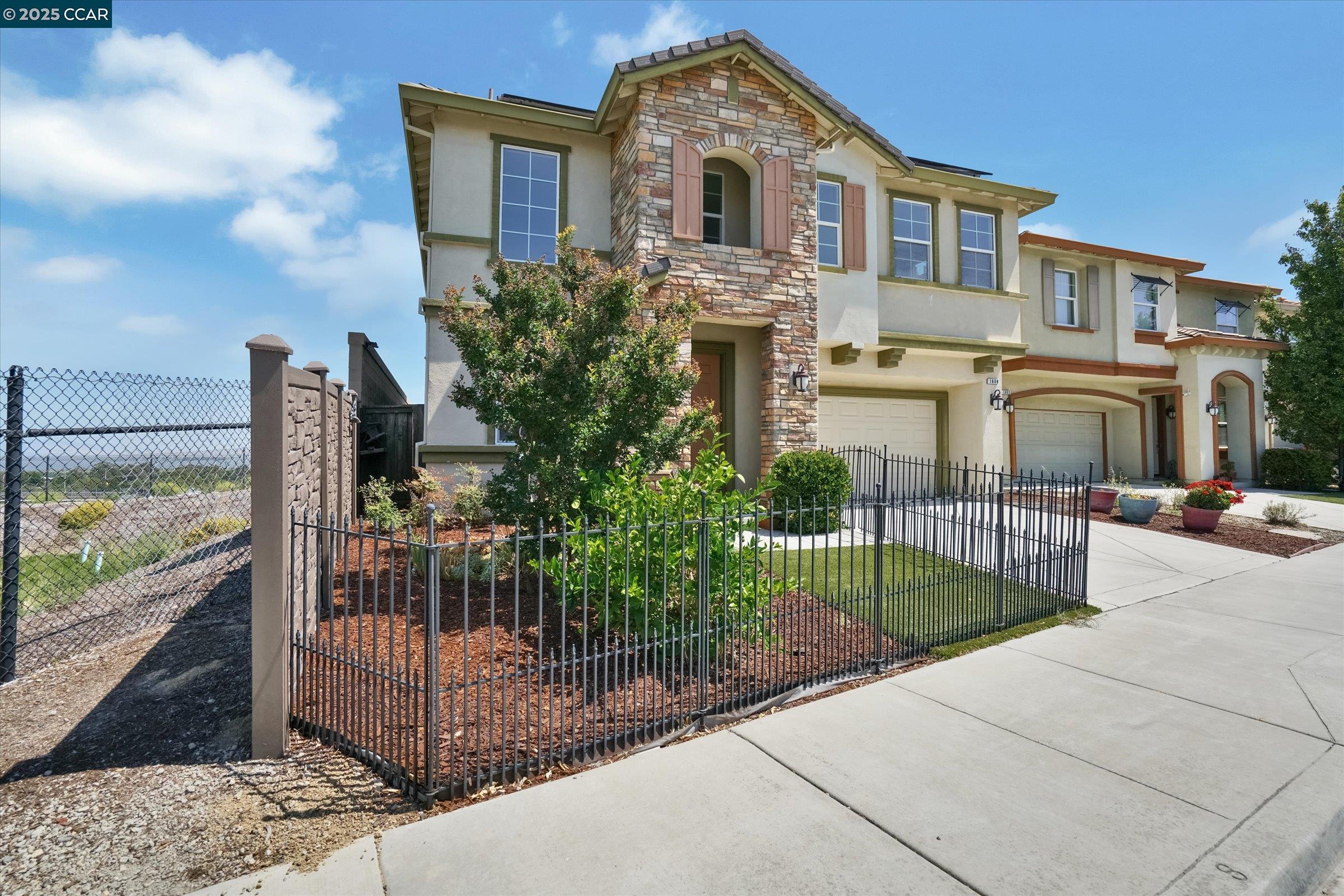 Detail Gallery Image 2 of 35 For 1808 Palacio Dr, Pittsburg,  CA 94565 - 4 Beds | 2/1 Baths