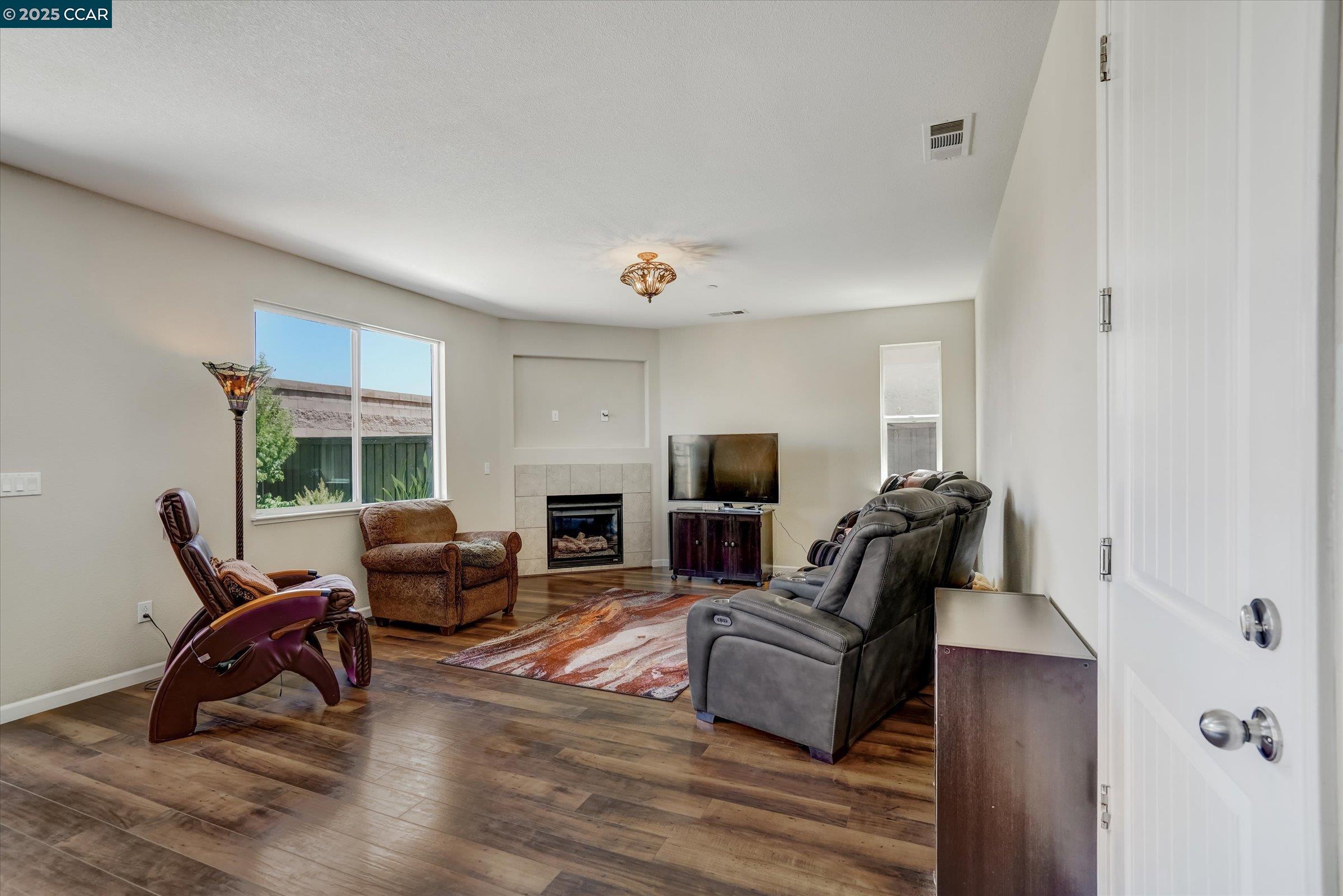 Detail Gallery Image 8 of 35 For 1808 Palacio Dr, Pittsburg,  CA 94565 - 4 Beds | 2/1 Baths