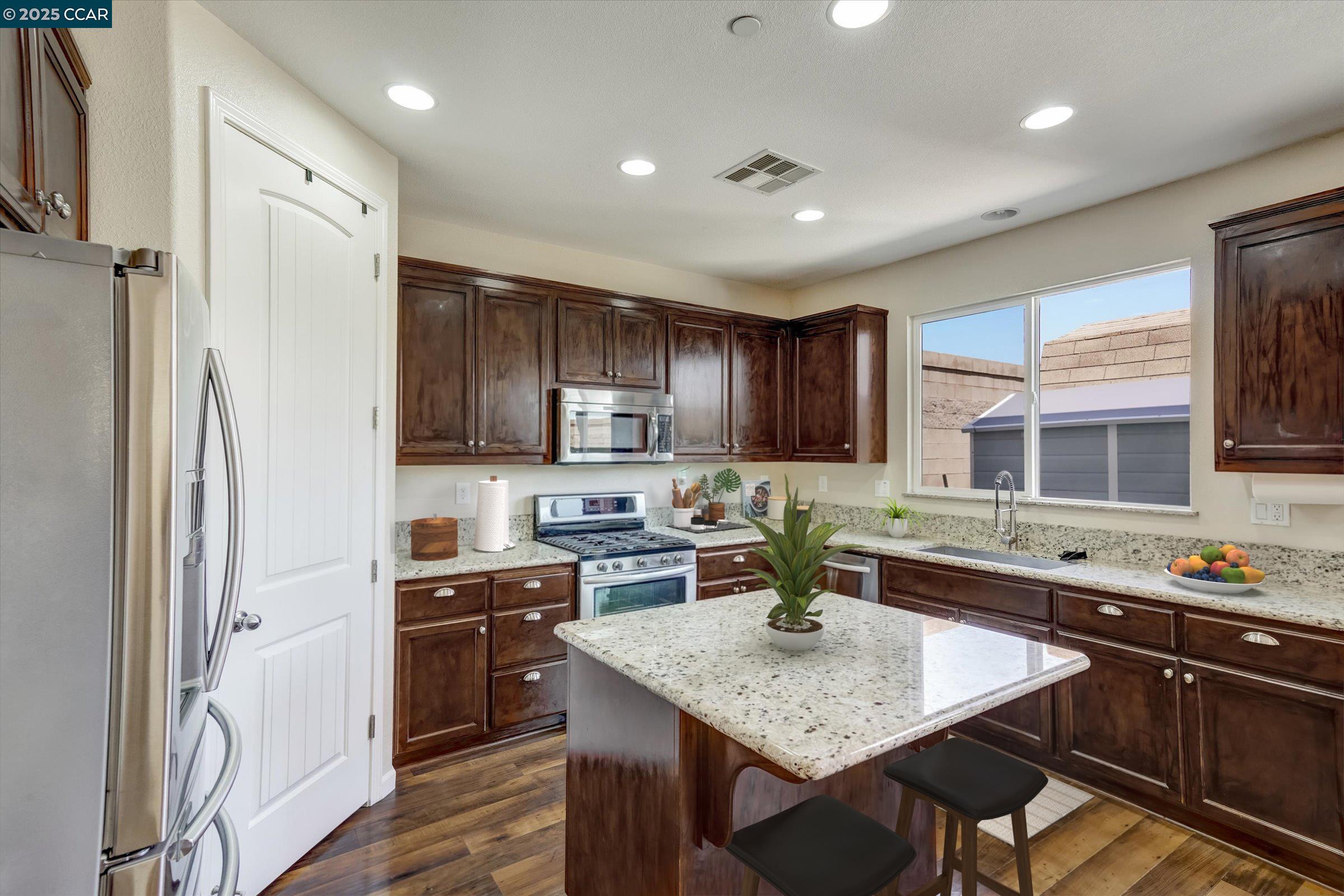 Detail Gallery Image 10 of 35 For 1808 Palacio Dr, Pittsburg,  CA 94565 - 4 Beds | 2/1 Baths