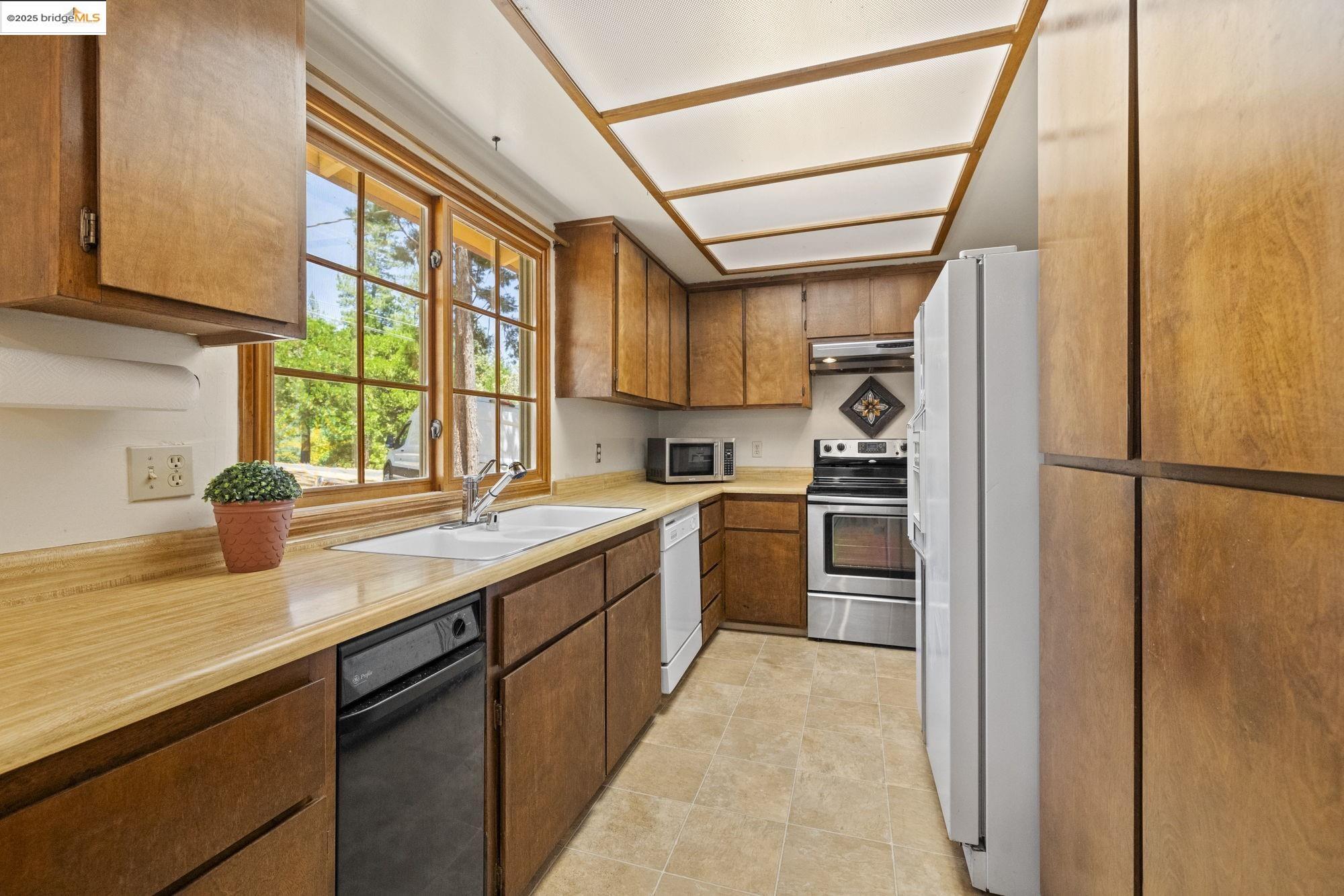 Detail Gallery Image 11 of 58 For 19673 Jonny Degnan Ct, Groveland,  CA 95321-9556 - 3 Beds | 3 Baths