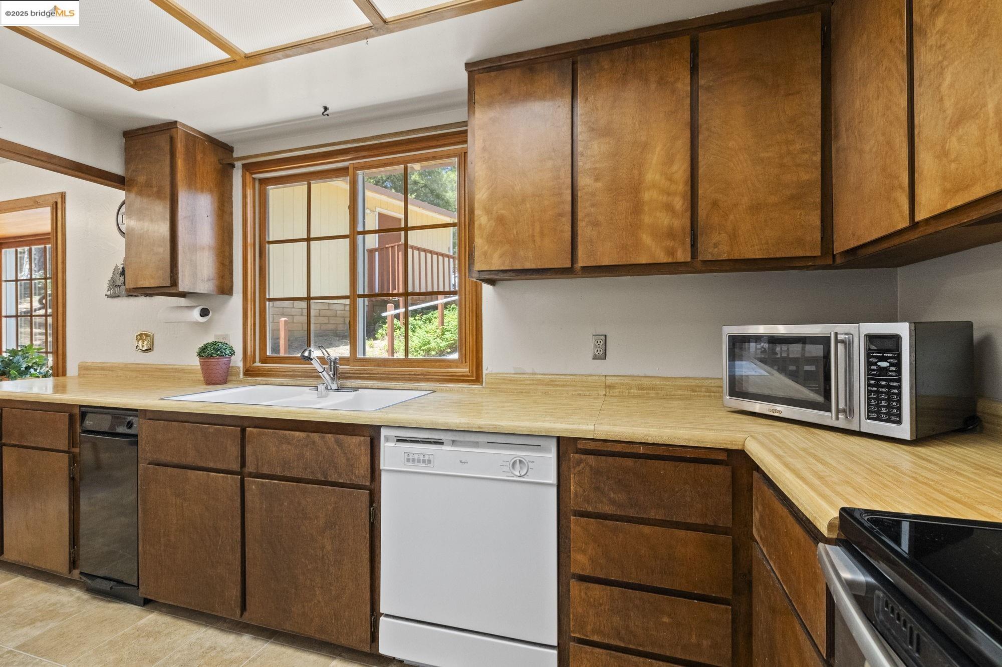 Detail Gallery Image 13 of 58 For 19673 Jonny Degnan Ct, Groveland,  CA 95321-9556 - 3 Beds | 3 Baths