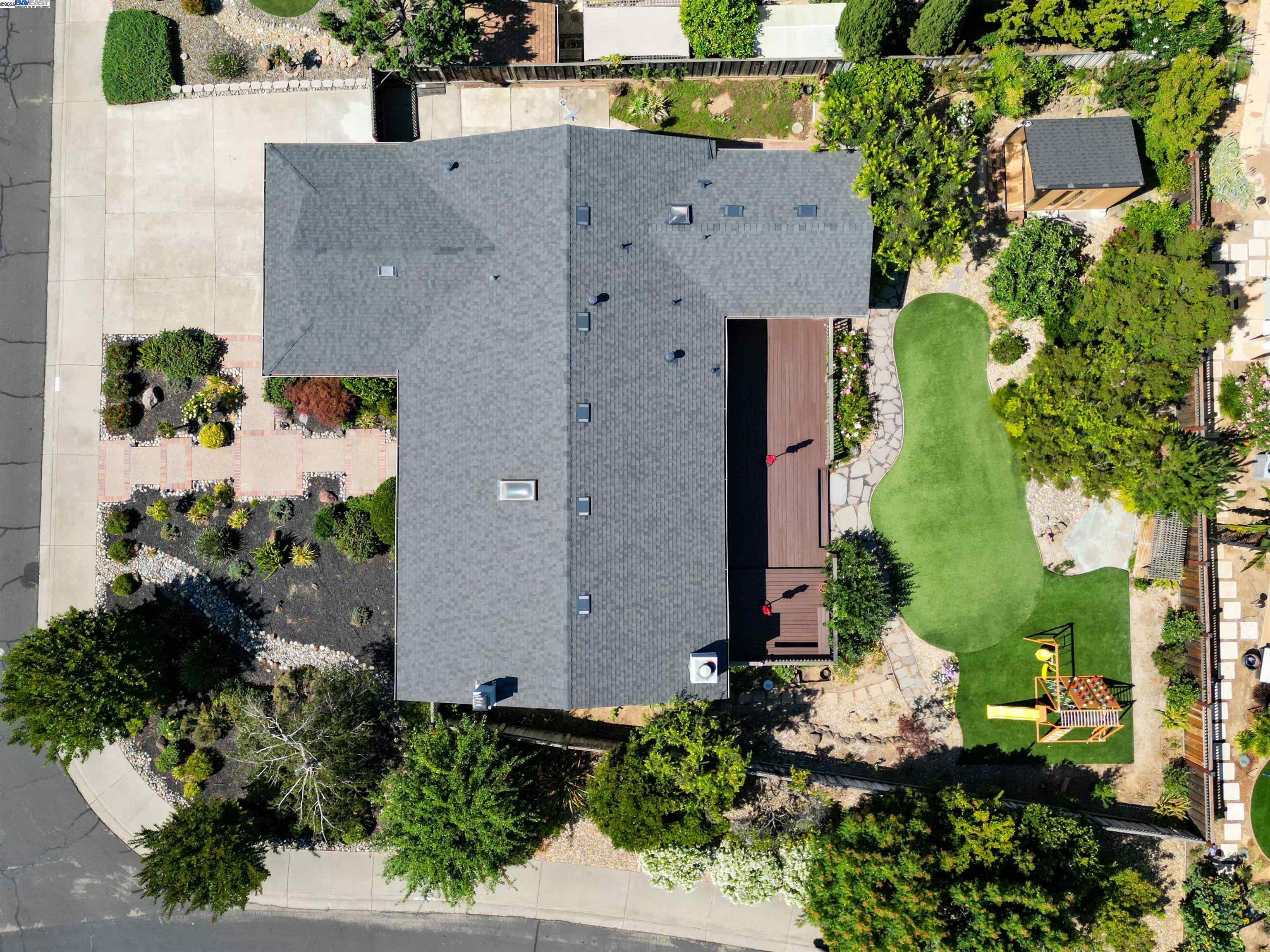Detail Gallery Image 4 of 50 For 1492 Windsor Way, Livermore,  CA 94550 - 3 Beds | 2 Baths
