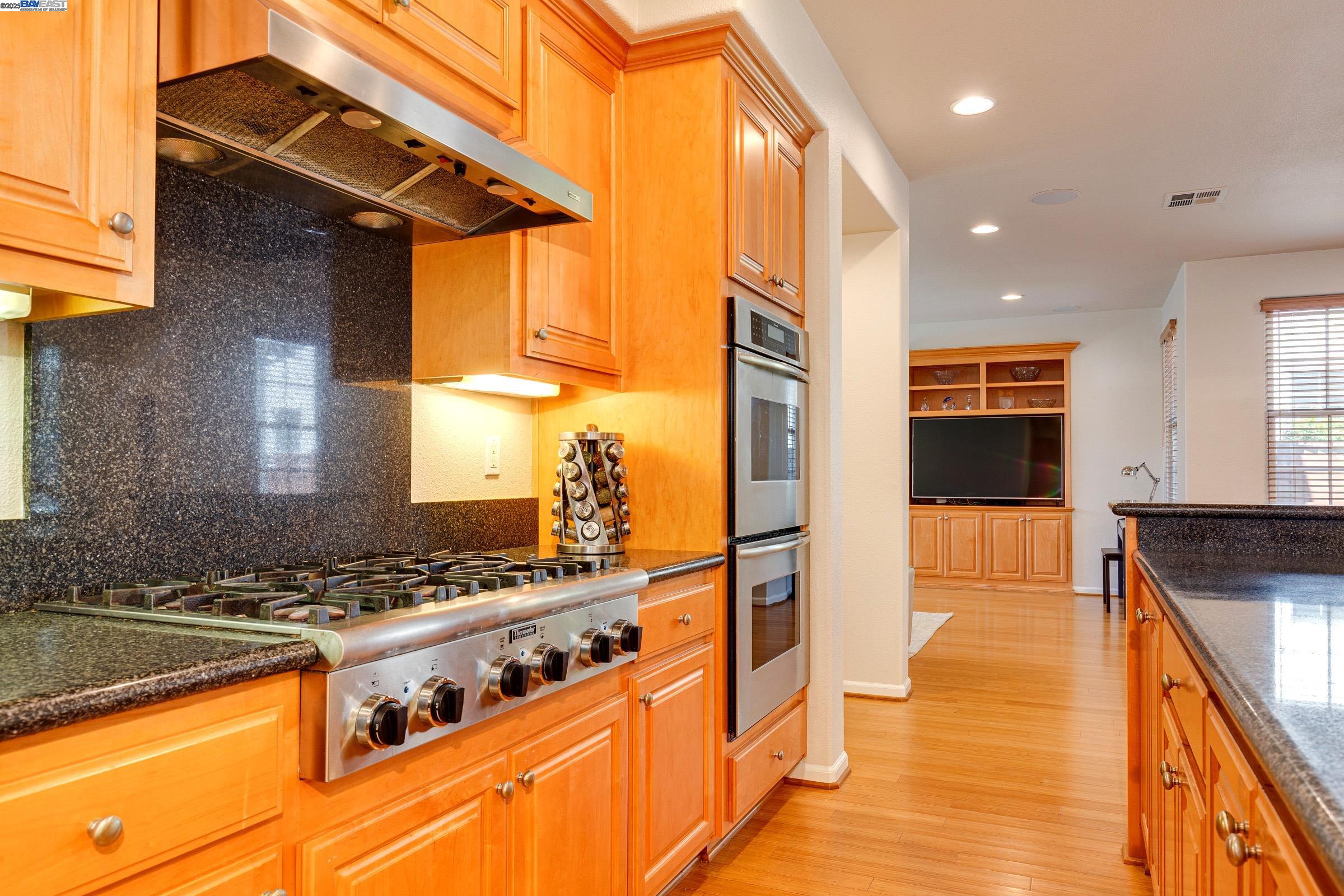 Detail Gallery Image 12 of 33 For 310 Lina Ave, Alameda,  CA 94501 - 4 Beds | 2/1 Baths