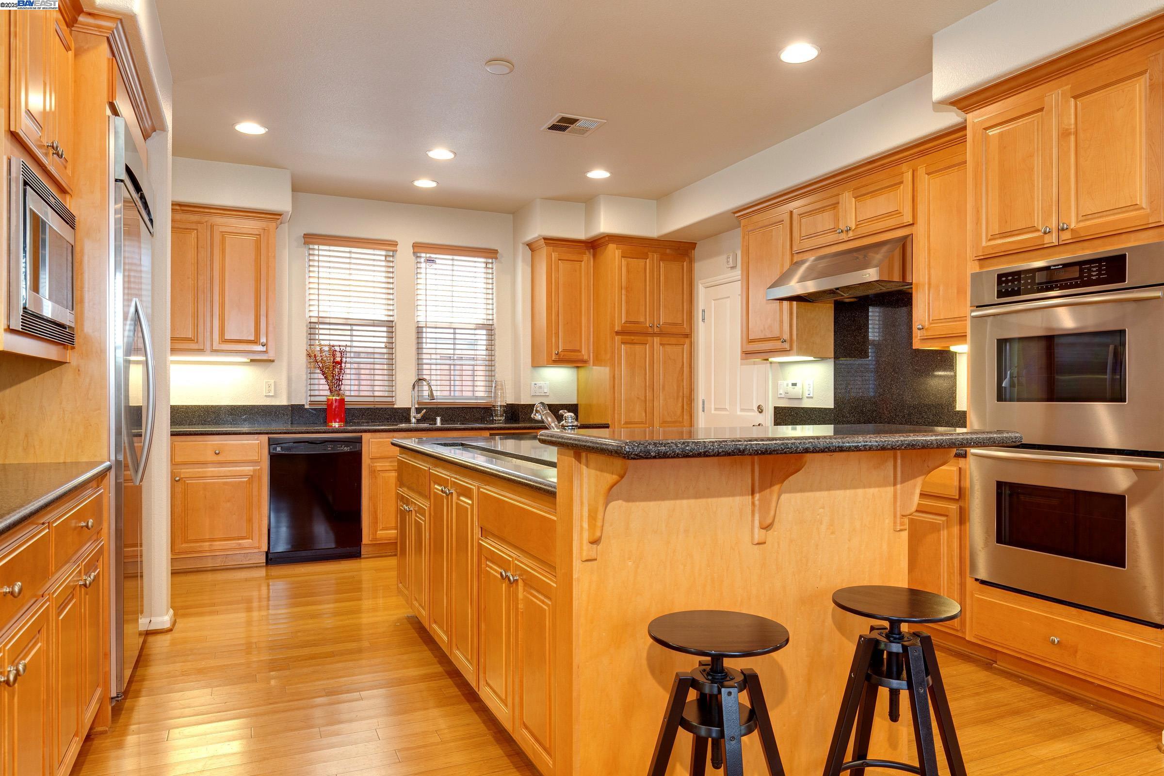 Detail Gallery Image 14 of 33 For 310 Lina Ave, Alameda,  CA 94501 - 4 Beds | 2/1 Baths