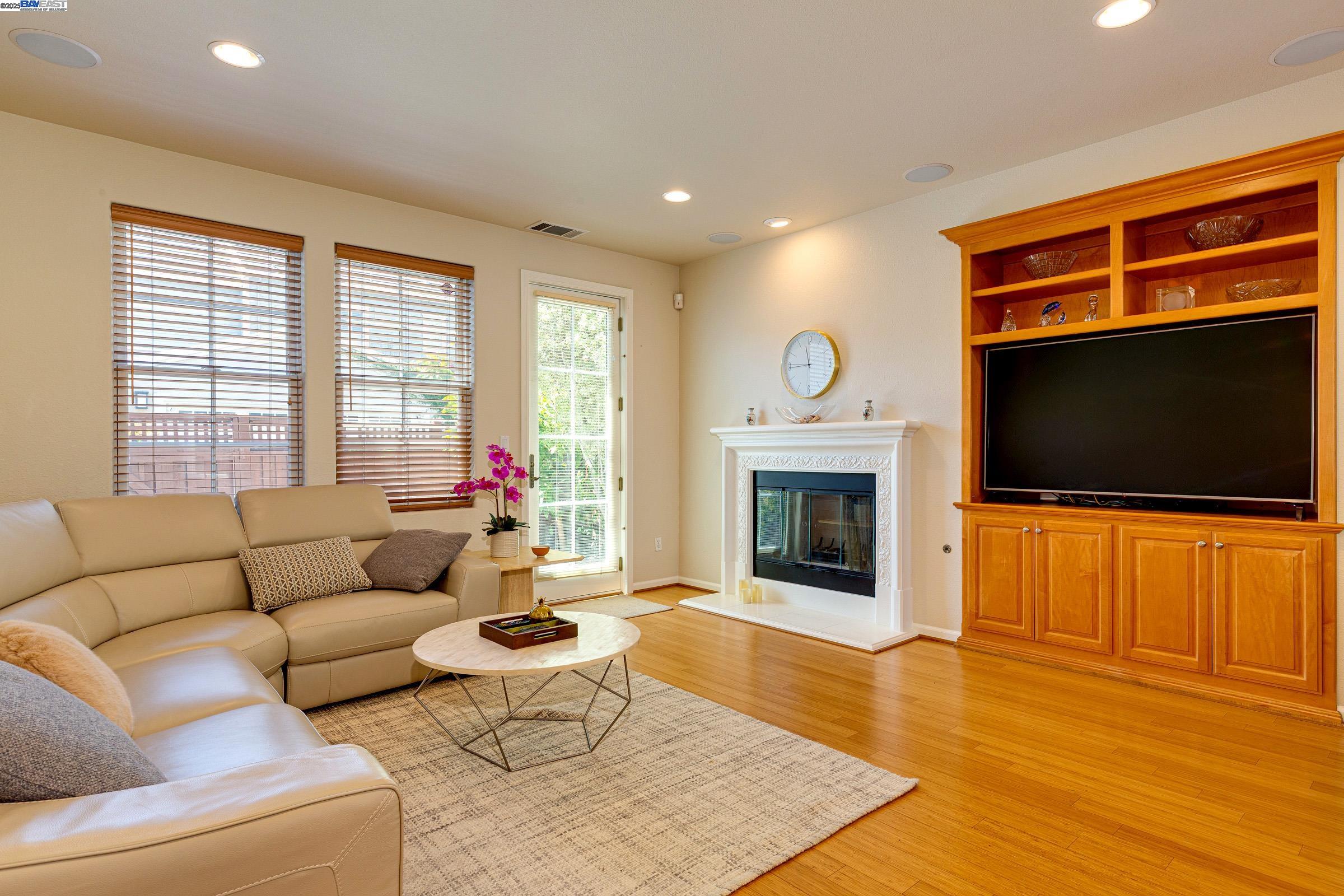 Detail Gallery Image 16 of 33 For 310 Lina Ave, Alameda,  CA 94501 - 4 Beds | 2/1 Baths