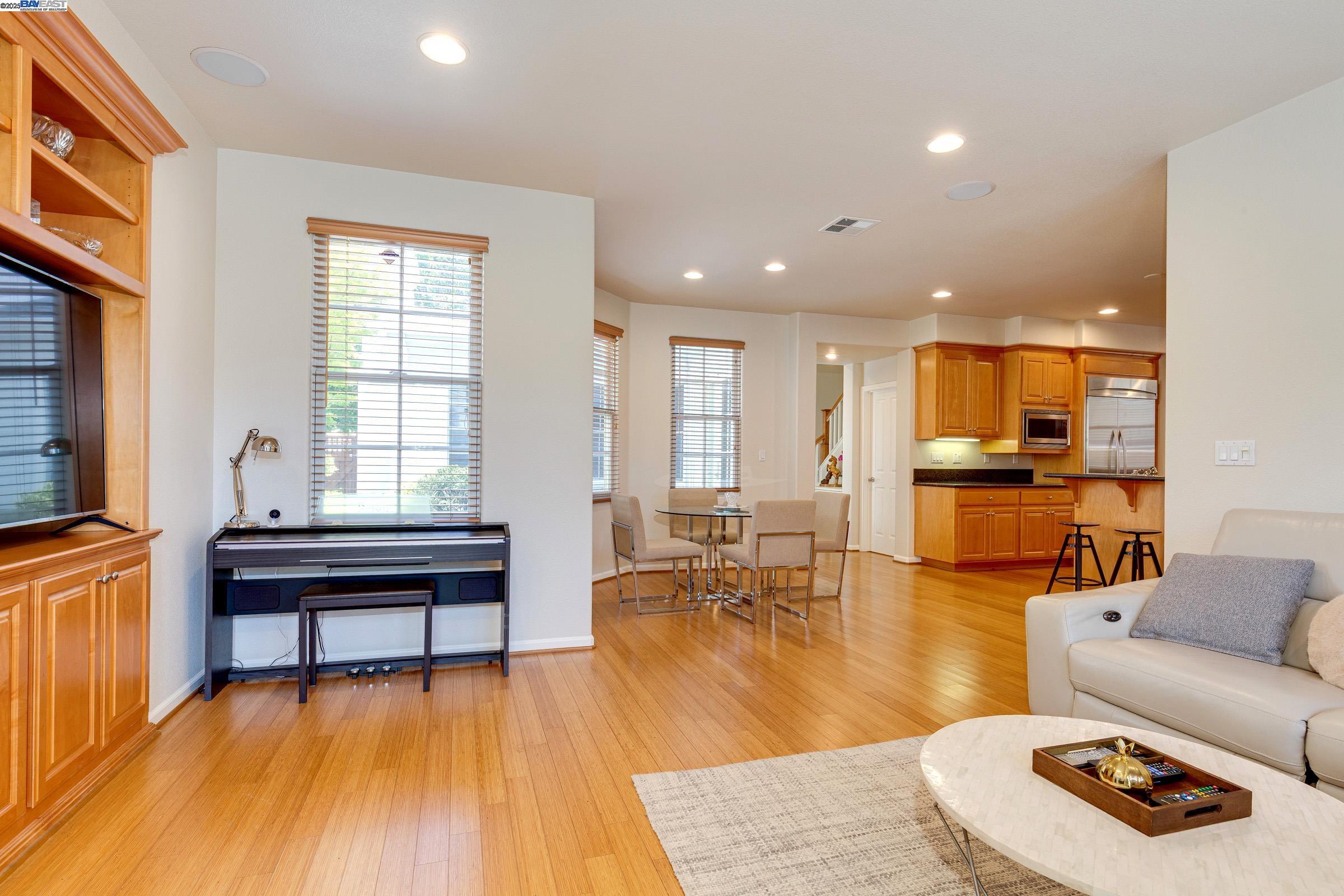 Detail Gallery Image 18 of 33 For 310 Lina Ave, Alameda,  CA 94501 - 4 Beds | 2/1 Baths