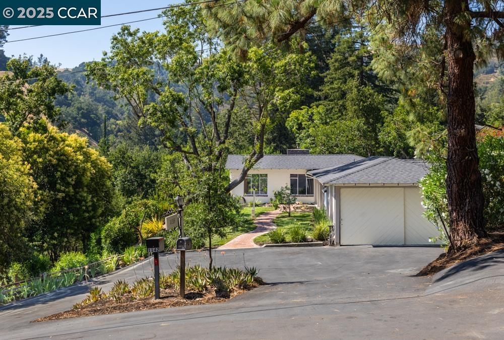 Detail Gallery Image 2 of 29 For 1133 N Thompson Rd, Lafayette,  CA 94549 - 3 Beds | 2 Baths