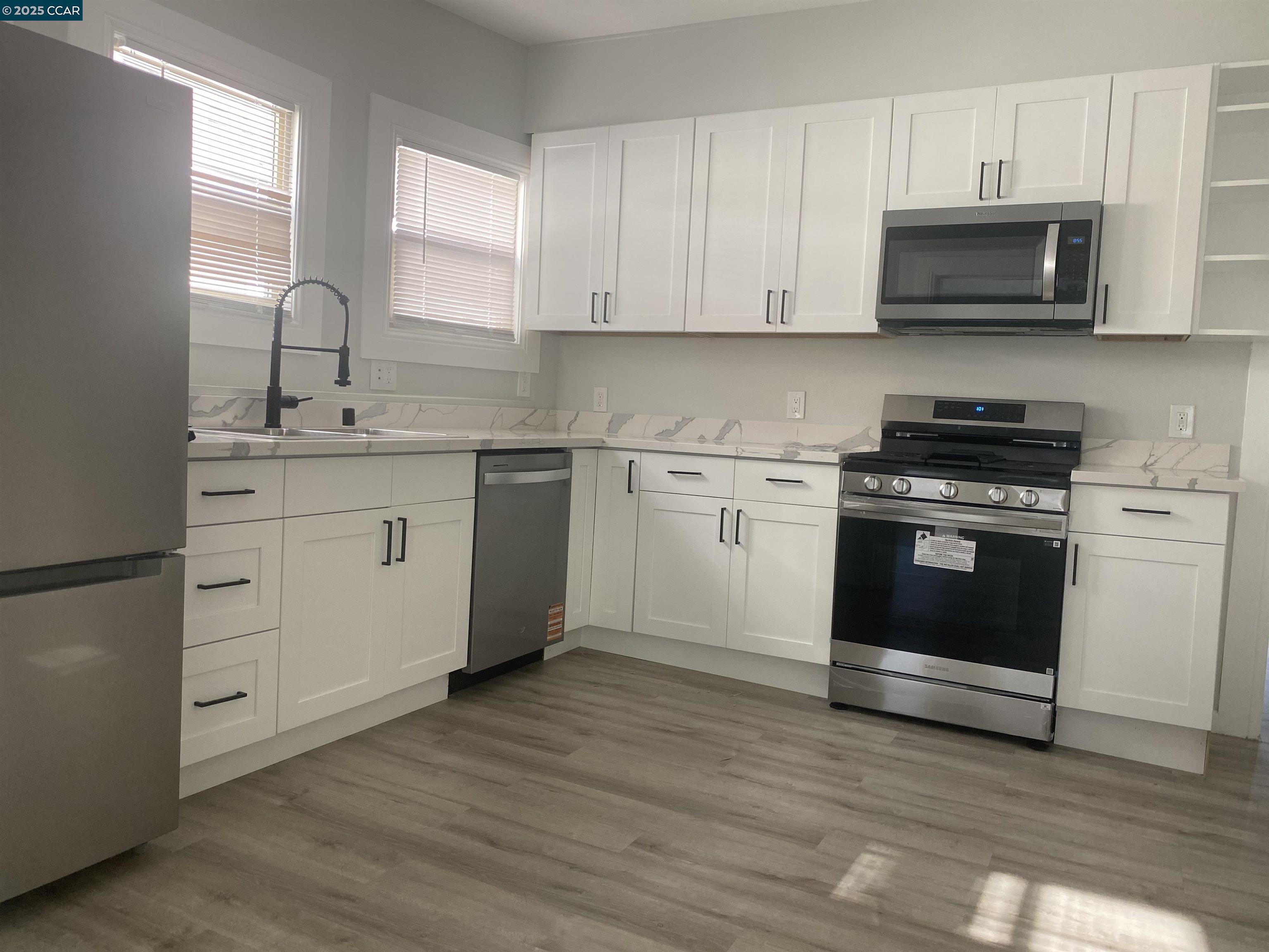 Detail Gallery Image 4 of 17 For 218 Bissell Ave, Richmond,  CA 94801 - 2 Beds | 1 Baths