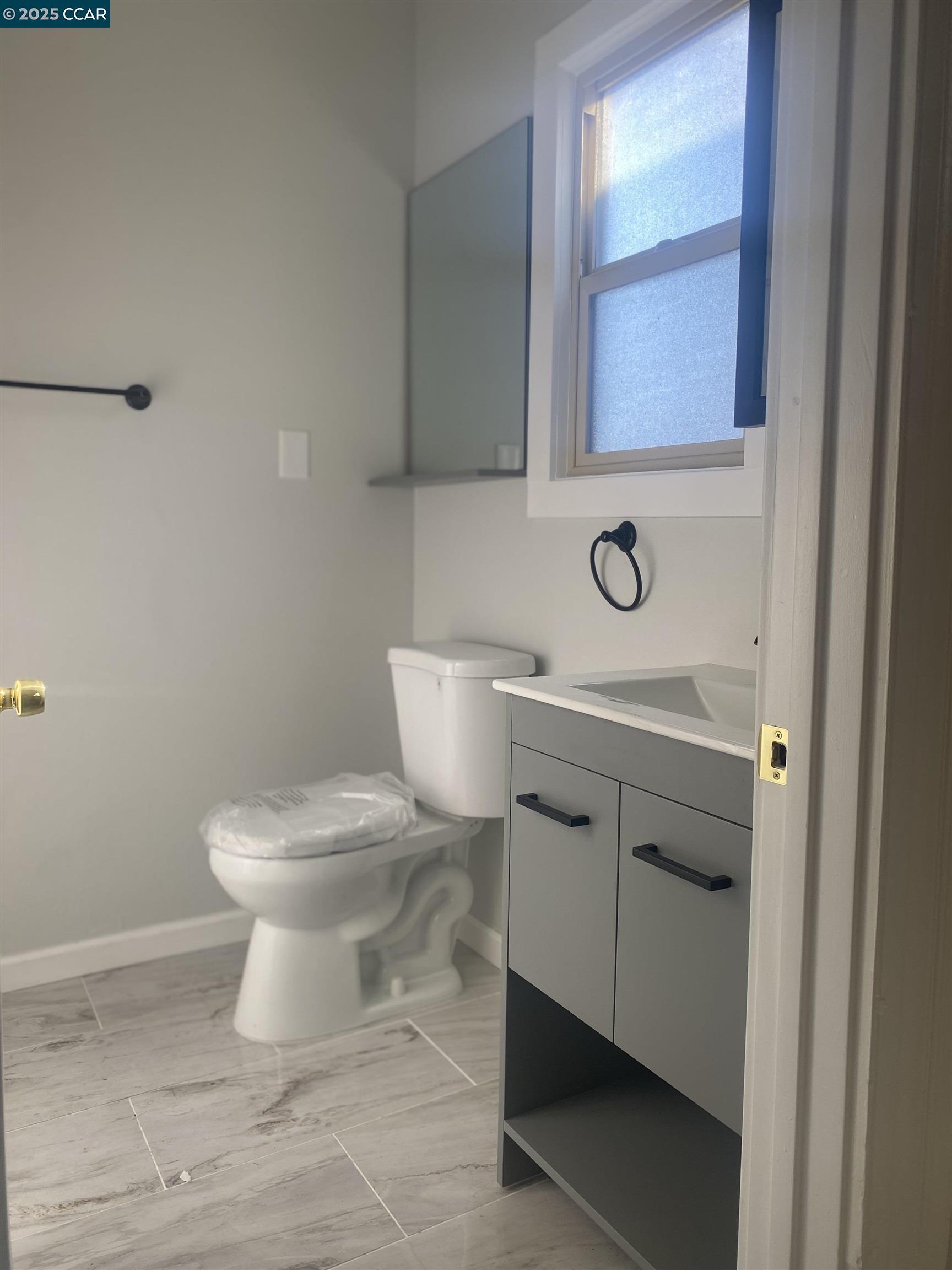 Detail Gallery Image 8 of 17 For 218 Bissell Ave, Richmond,  CA 94801 - 2 Beds | 1 Baths