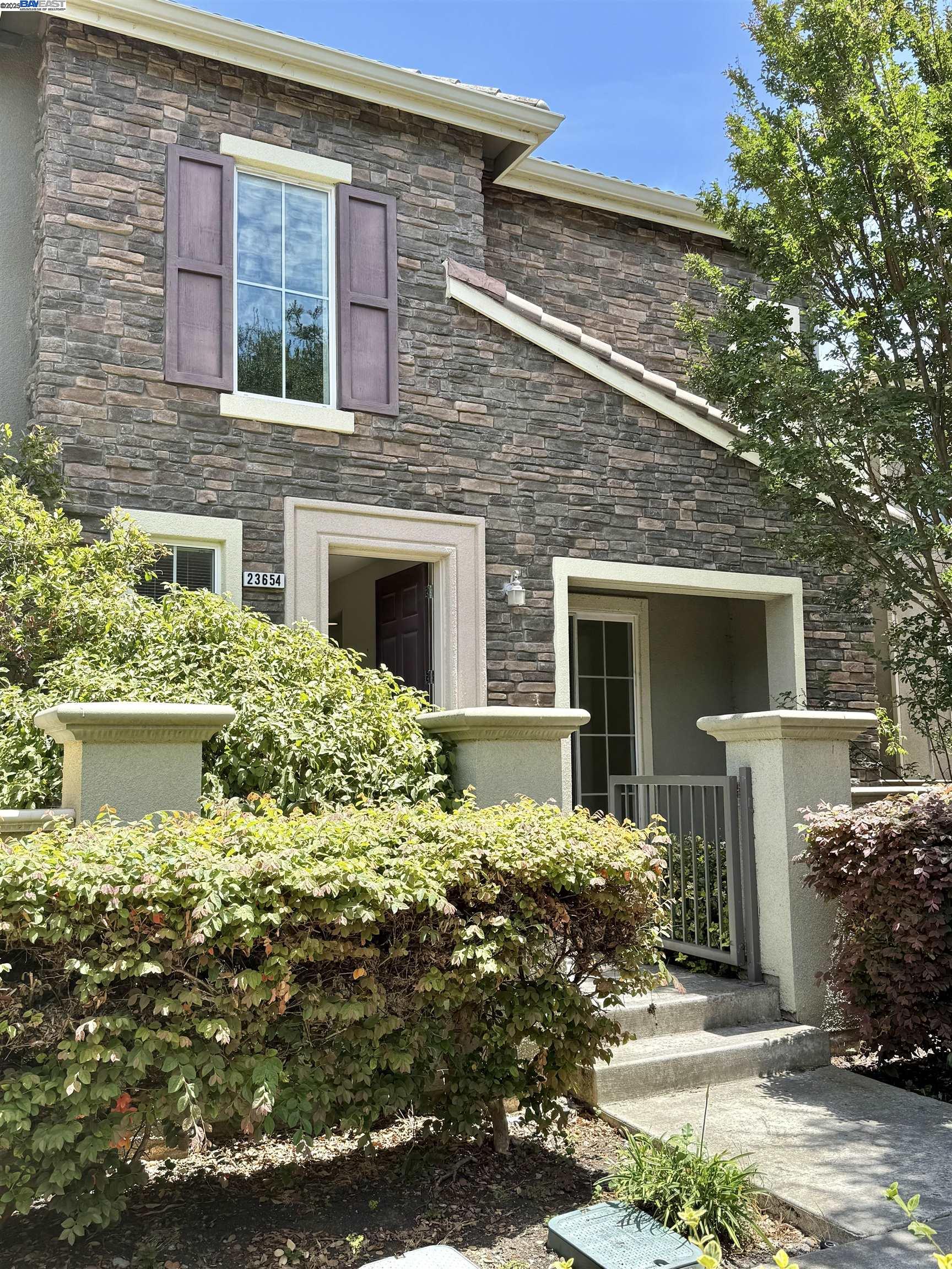 Detail Gallery Image 4 of 43 For 23654 Saklan Rd, Hayward,  CA 94545 - 3 Beds | 3/1 Baths
