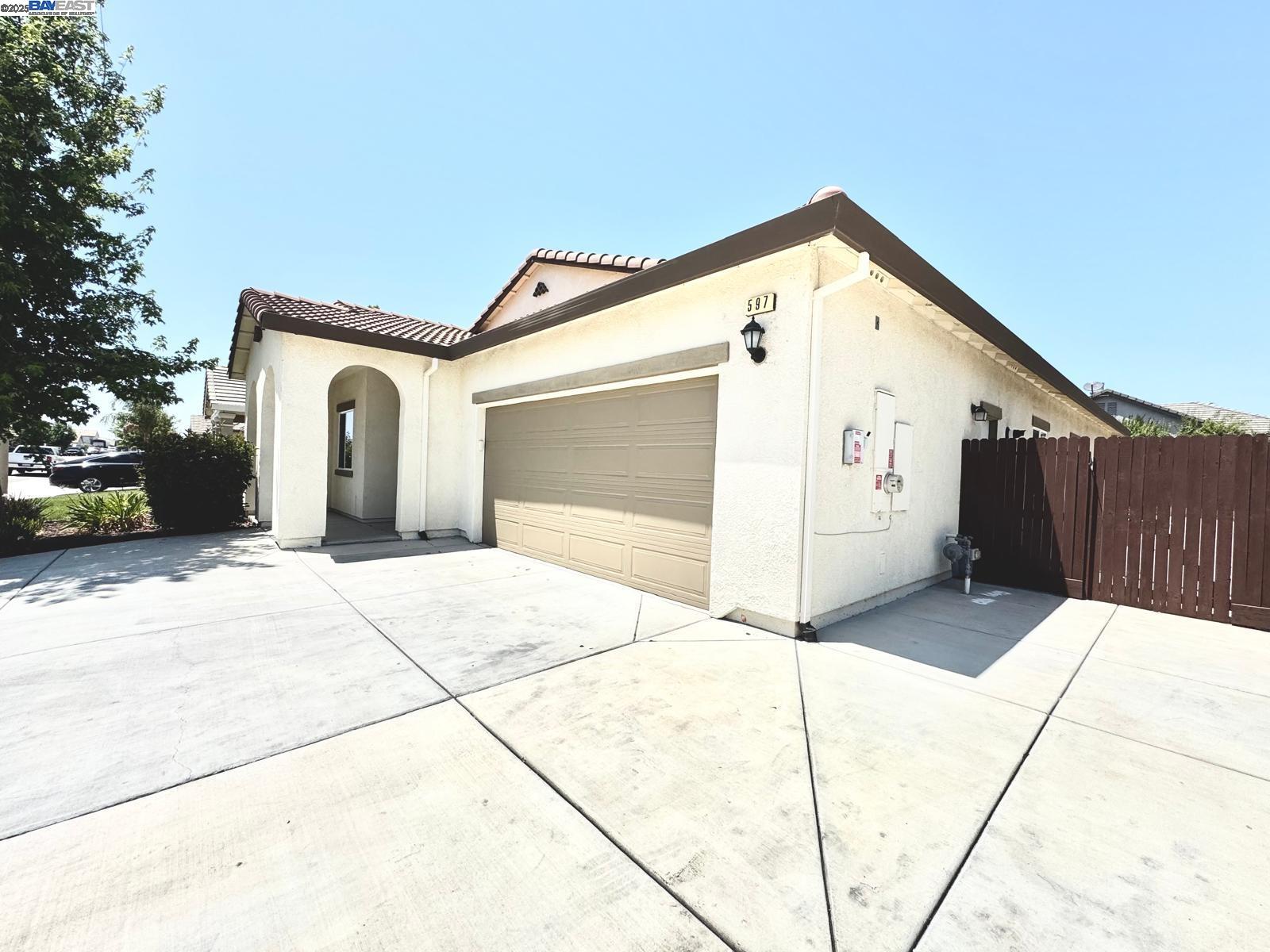 Detail Gallery Image 2 of 37 For 597 Pendragon St, Manteca,  CA 95337 - 4 Beds | 2 Baths