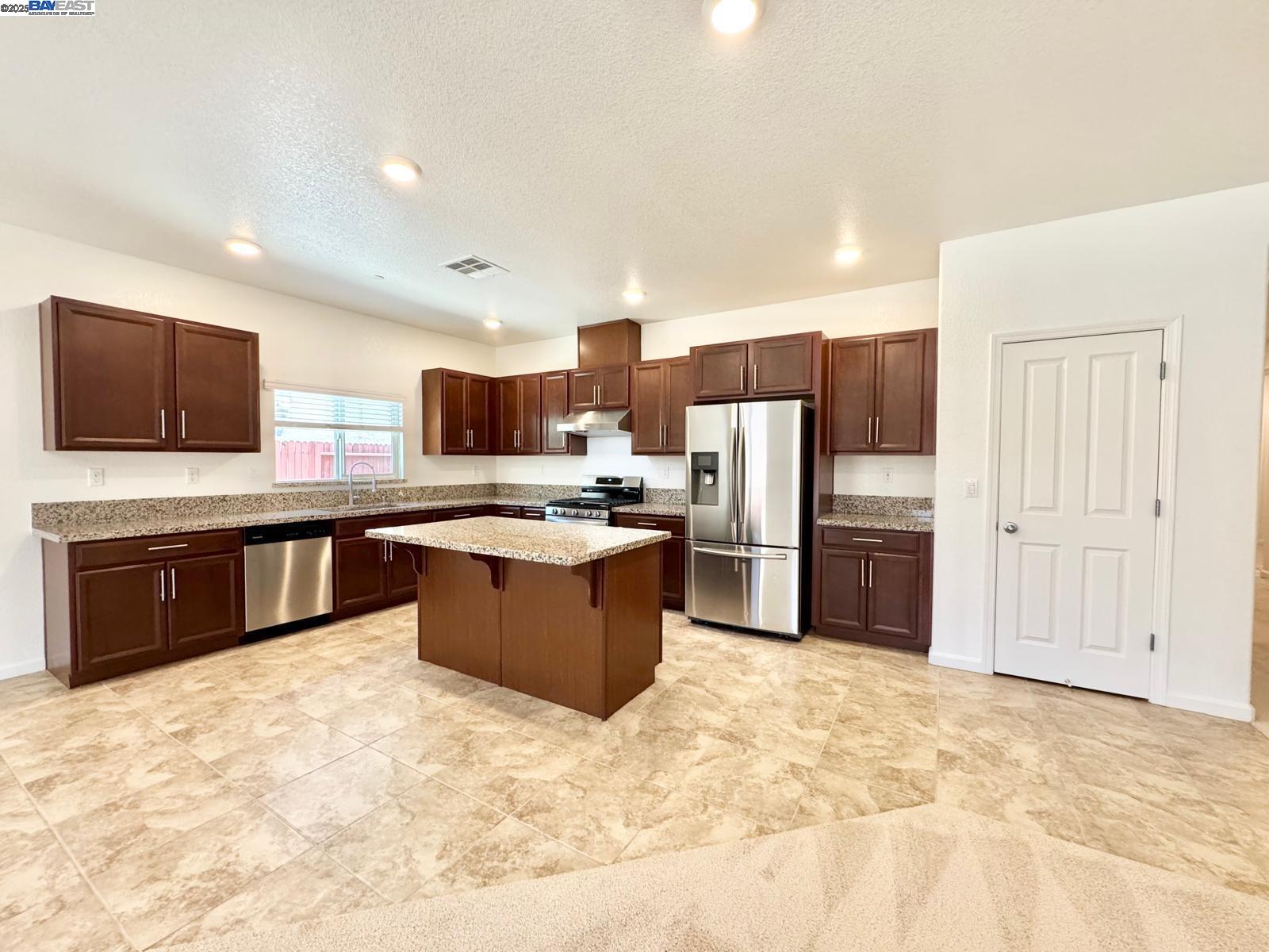 Detail Gallery Image 17 of 37 For 597 Pendragon St, Manteca,  CA 95337 - 4 Beds | 2 Baths