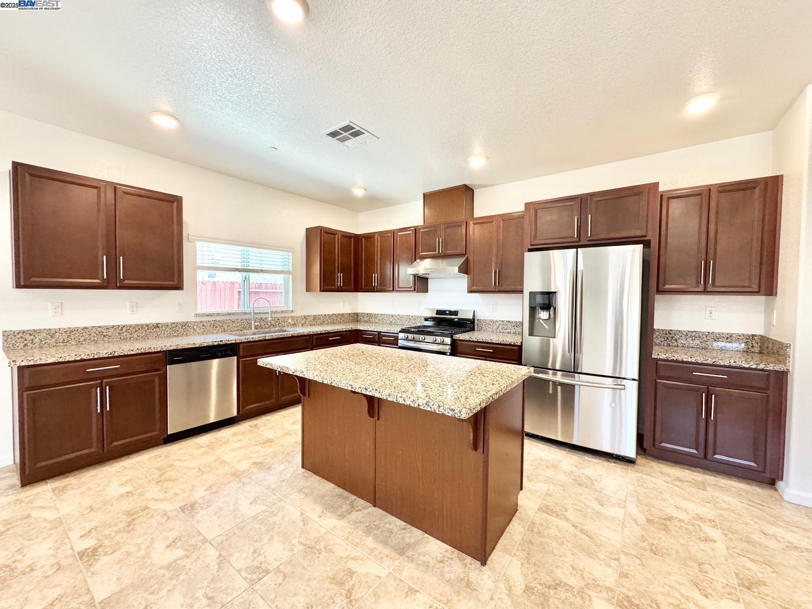 Detail Gallery Image 18 of 37 For 597 Pendragon St, Manteca,  CA 95337 - 4 Beds | 2 Baths