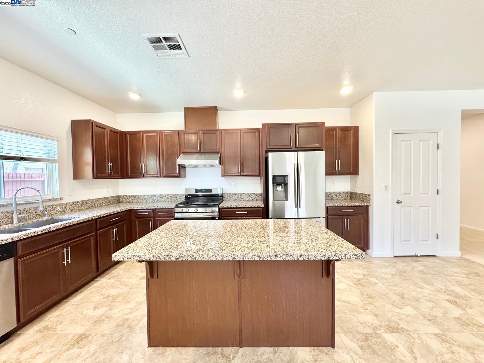Detail Gallery Image 21 of 37 For 597 Pendragon St, Manteca,  CA 95337 - 4 Beds | 2 Baths