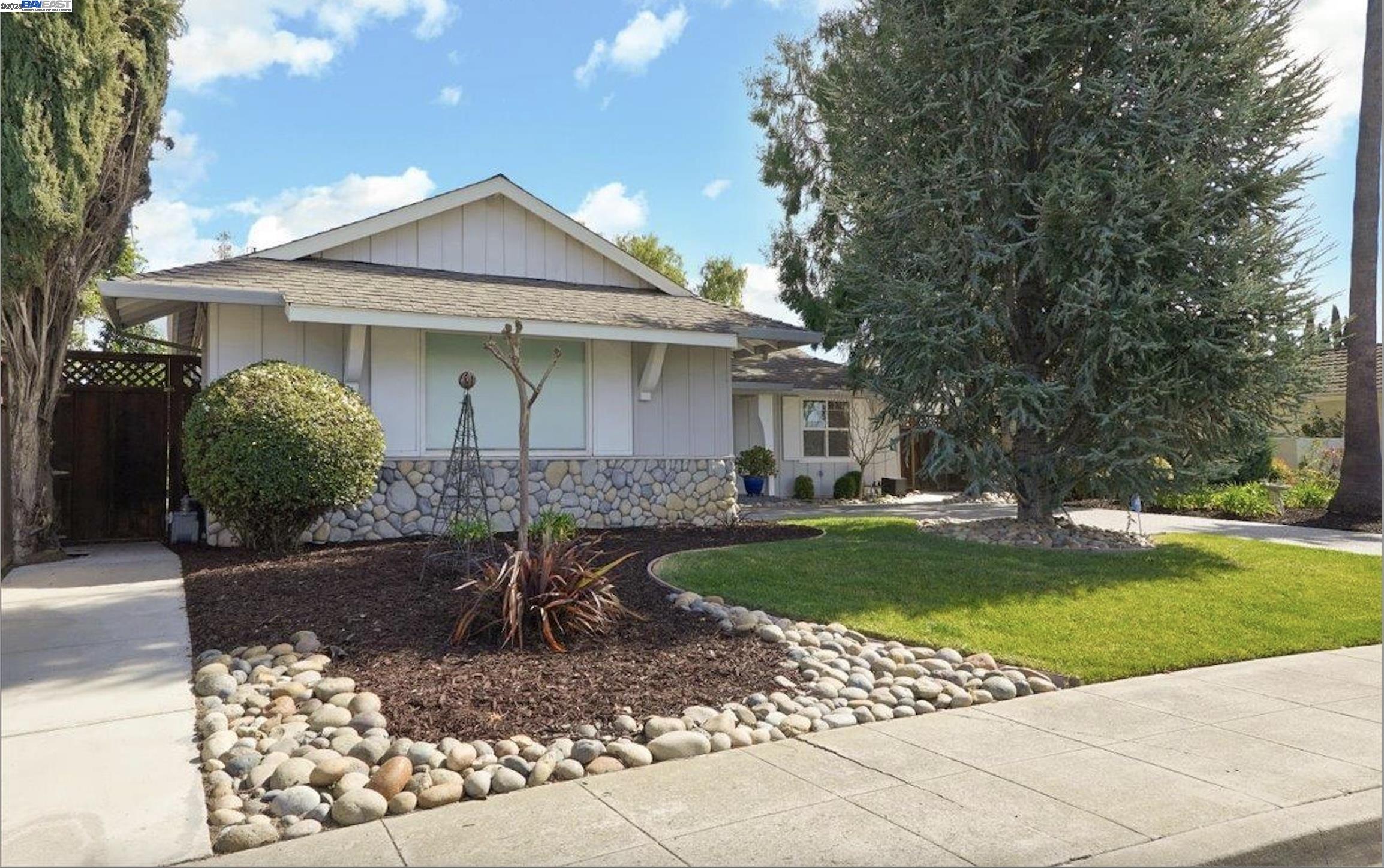 Detail Gallery Image 2 of 12 For 1241 Arlington Rd, Livermore,  CA 94551 - 3 Beds | 2 Baths