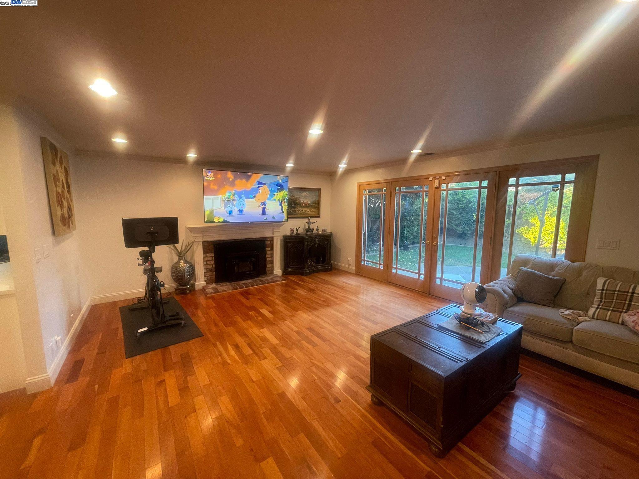 Detail Gallery Image 5 of 12 For 1241 Arlington Rd, Livermore,  CA 94551 - 3 Beds | 2 Baths