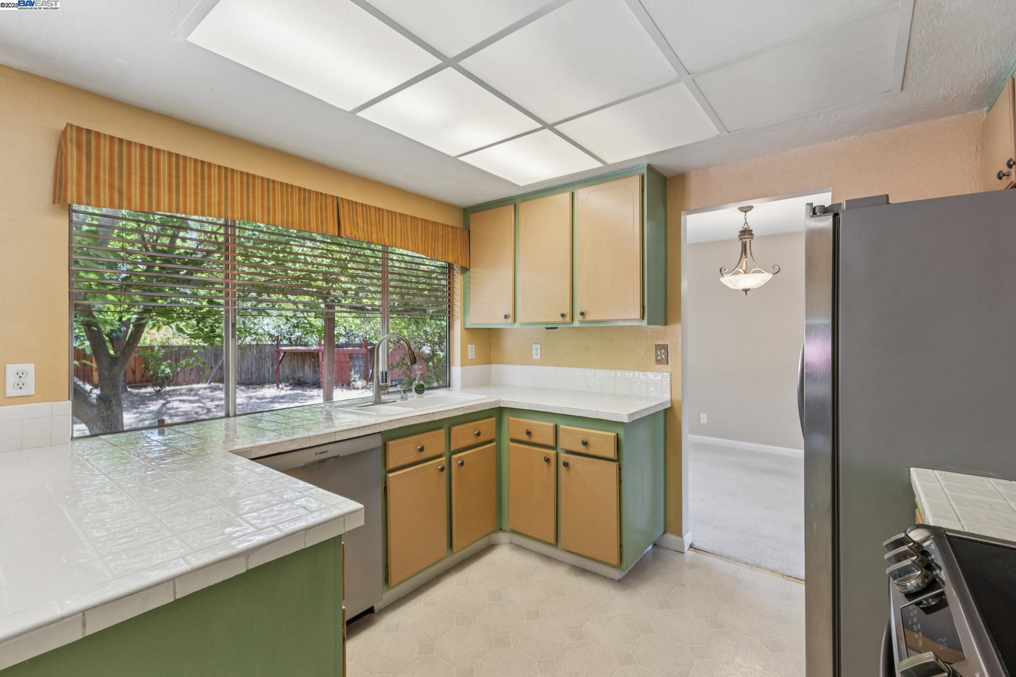 Detail Gallery Image 12 of 35 For 3484 Bordeaux Pl, Pleasanton,  CA 94566 - 4 Beds | 2/1 Baths