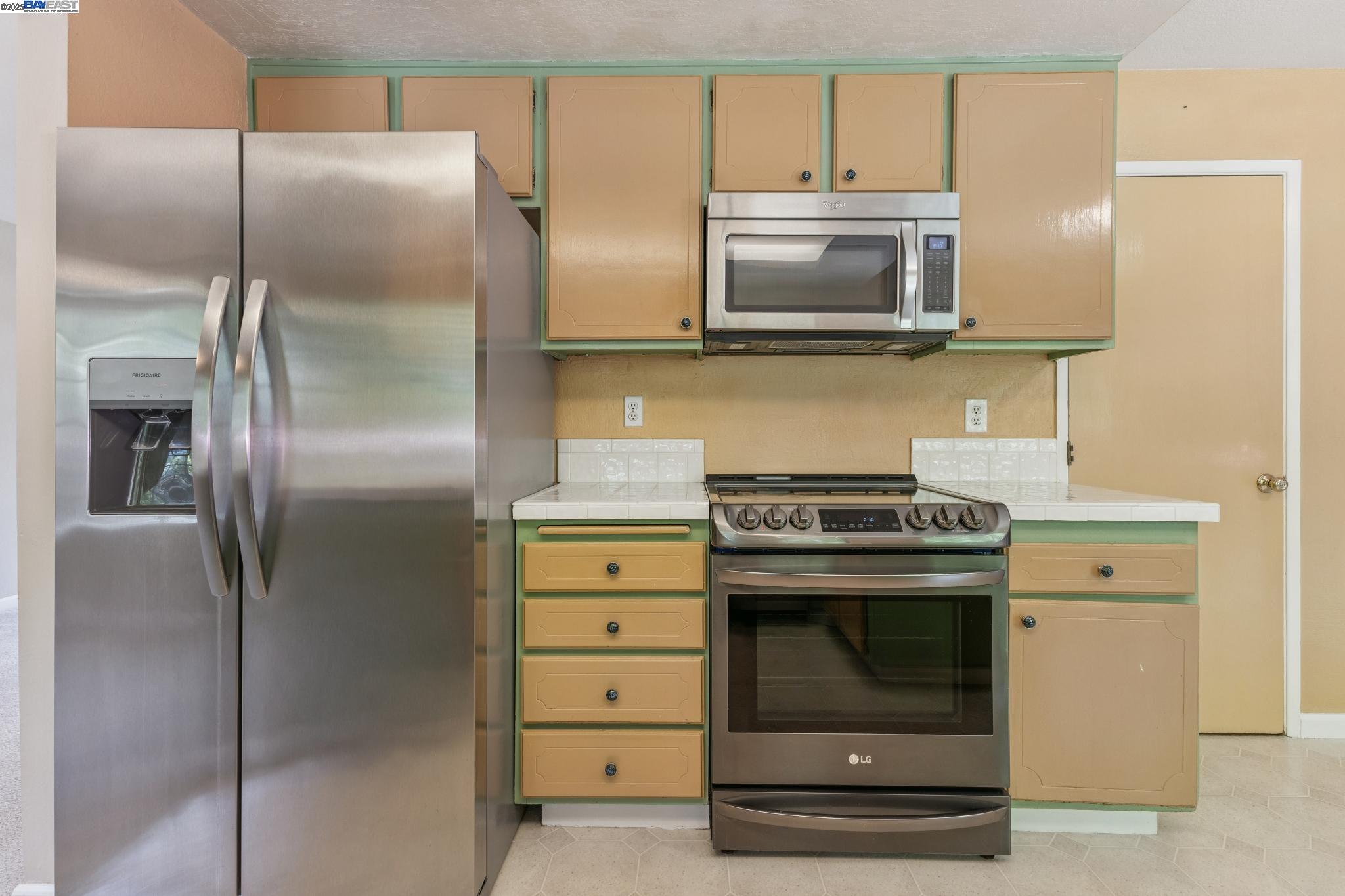 Detail Gallery Image 13 of 35 For 3484 Bordeaux Pl, Pleasanton,  CA 94566 - 4 Beds | 2/1 Baths