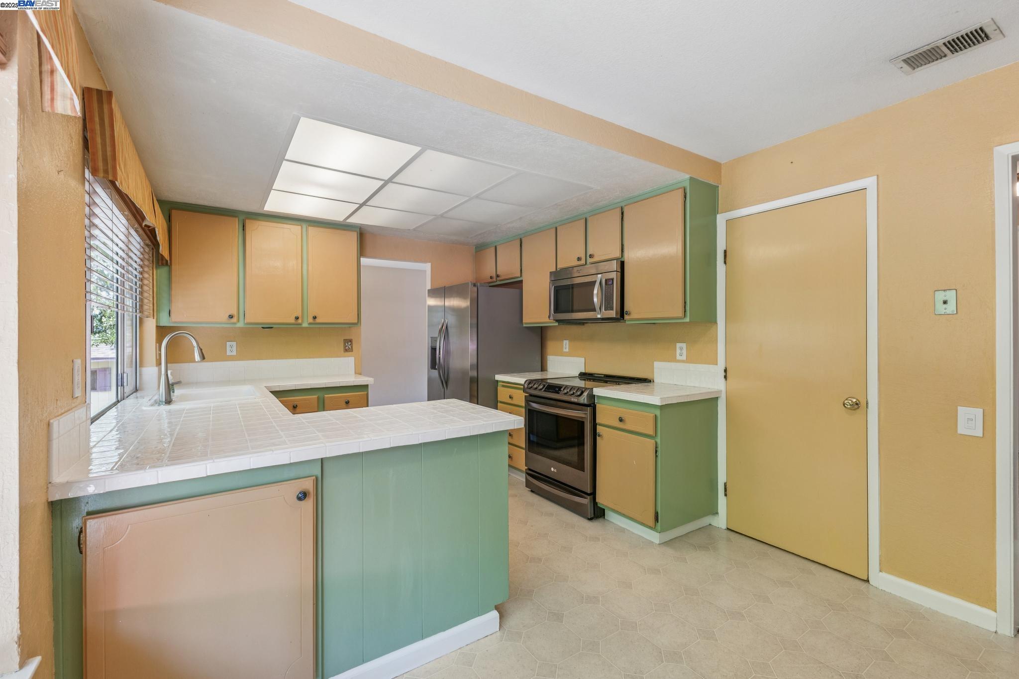 Detail Gallery Image 10 of 35 For 3484 Bordeaux Pl, Pleasanton,  CA 94566 - 4 Beds | 2/1 Baths
