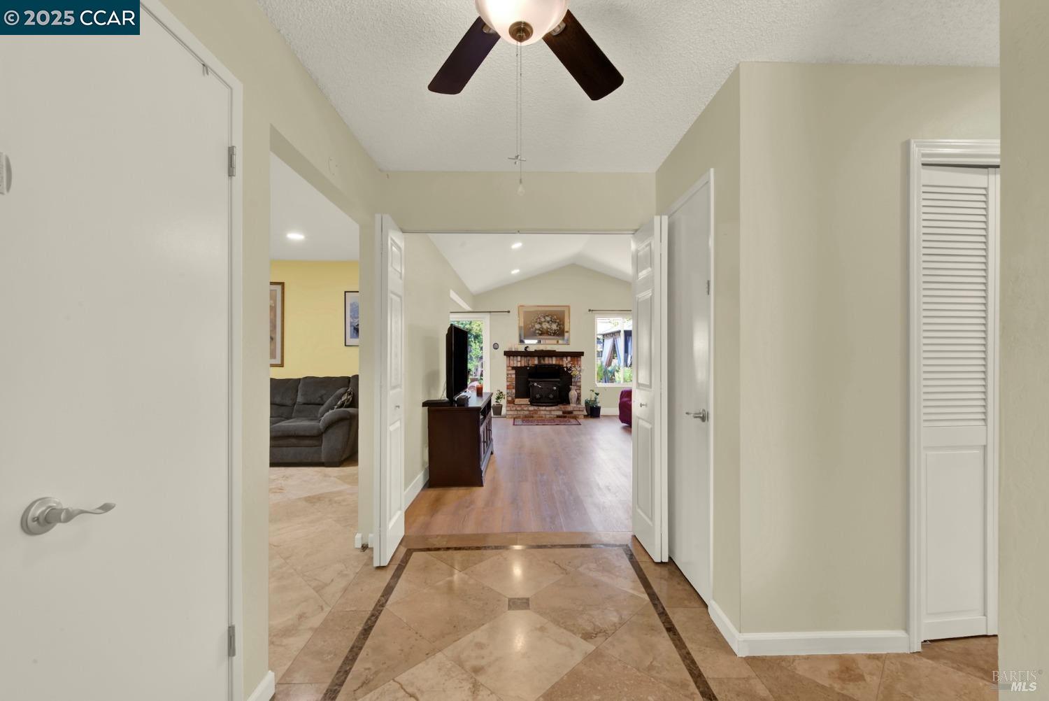Detail Gallery Image 2 of 20 For 139 Pepperwood St, Hercules,  CA 94547 - 3 Beds | 2 Baths