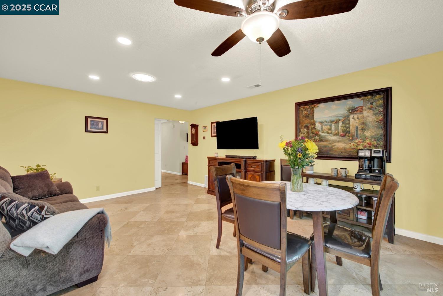 Detail Gallery Image 3 of 20 For 139 Pepperwood St, Hercules,  CA 94547 - 3 Beds | 2 Baths