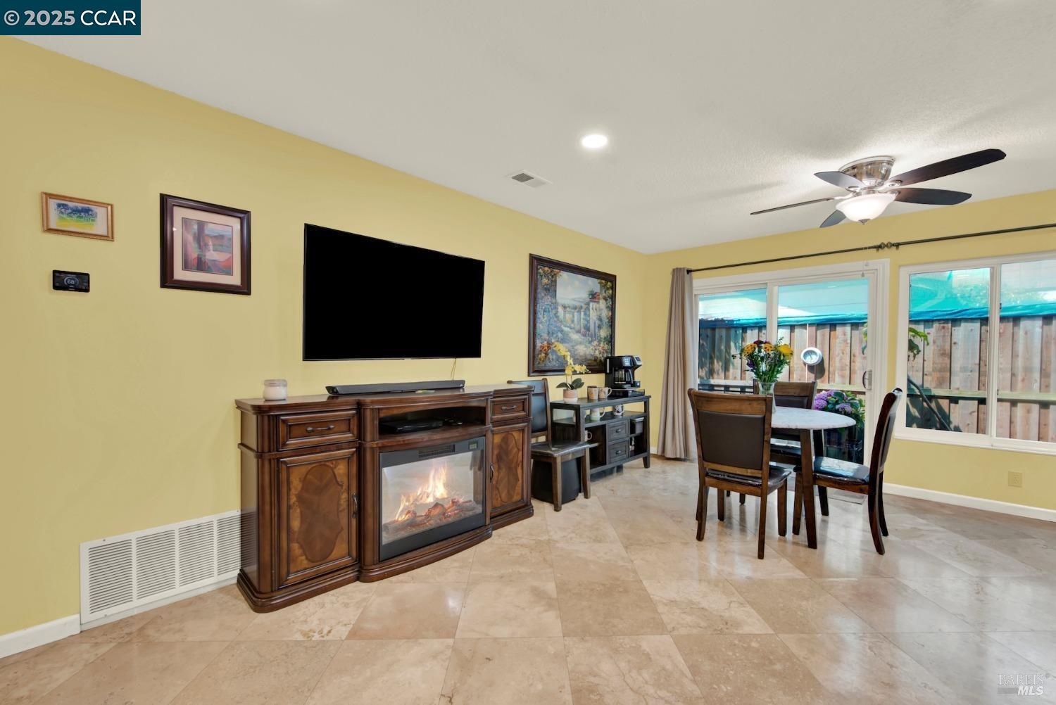 Detail Gallery Image 4 of 20 For 139 Pepperwood St, Hercules,  CA 94547 - 3 Beds | 2 Baths