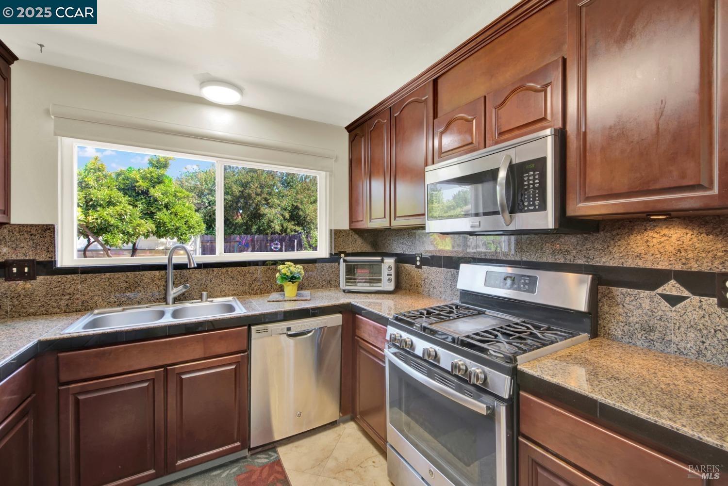 Detail Gallery Image 6 of 20 For 139 Pepperwood St, Hercules,  CA 94547 - 3 Beds | 2 Baths