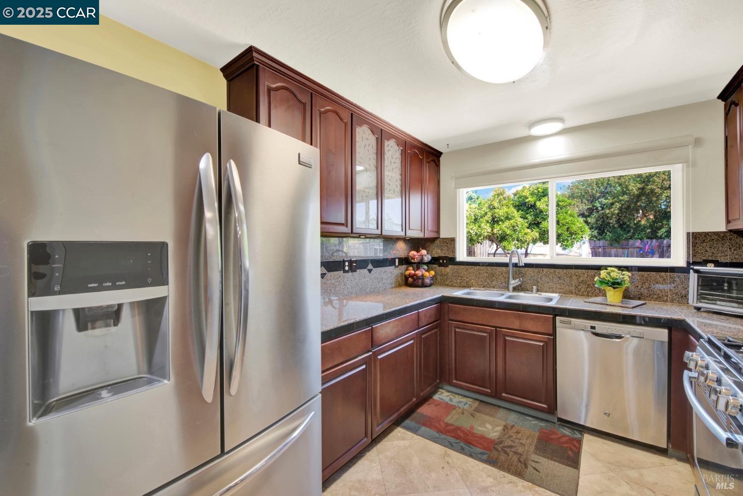 Detail Gallery Image 7 of 20 For 139 Pepperwood St, Hercules,  CA 94547 - 3 Beds | 2 Baths