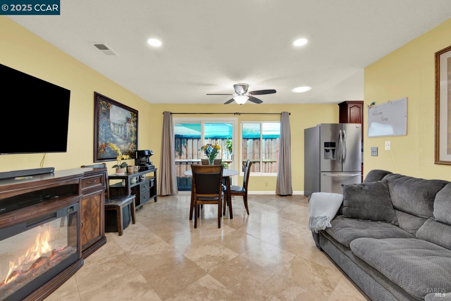 Detail Gallery Image 8 of 20 For 139 Pepperwood St, Hercules,  CA 94547 - 3 Beds | 2 Baths