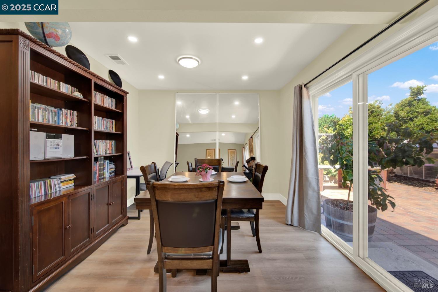 Detail Gallery Image 10 of 20 For 139 Pepperwood St, Hercules,  CA 94547 - 3 Beds | 2 Baths