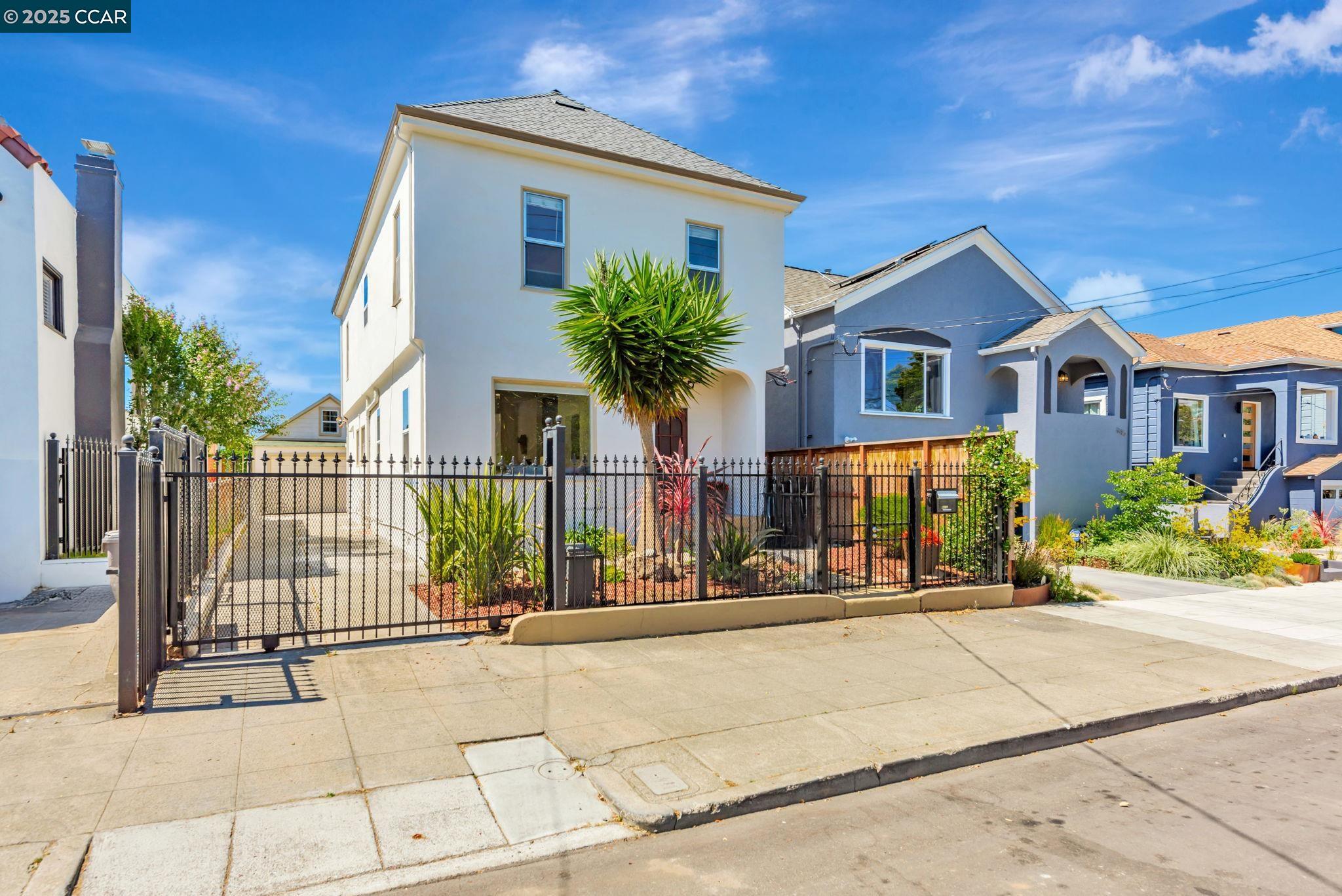 Detail Gallery Image 2 of 51 For 941 45th St, Oakland,  CA 94608 - 4 Beds | 3 Baths