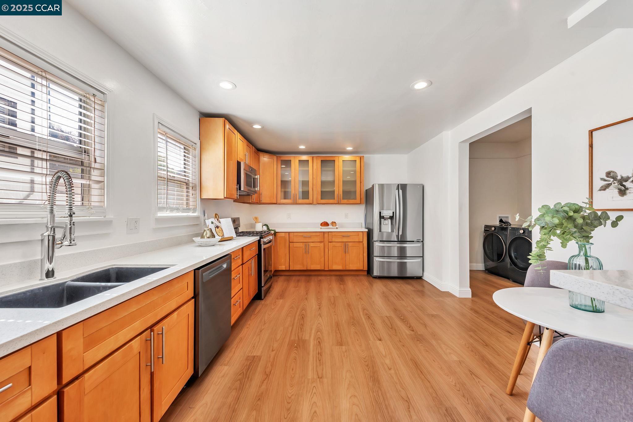 Detail Gallery Image 13 of 51 For 941 45th St, Oakland,  CA 94608 - 4 Beds | 3 Baths