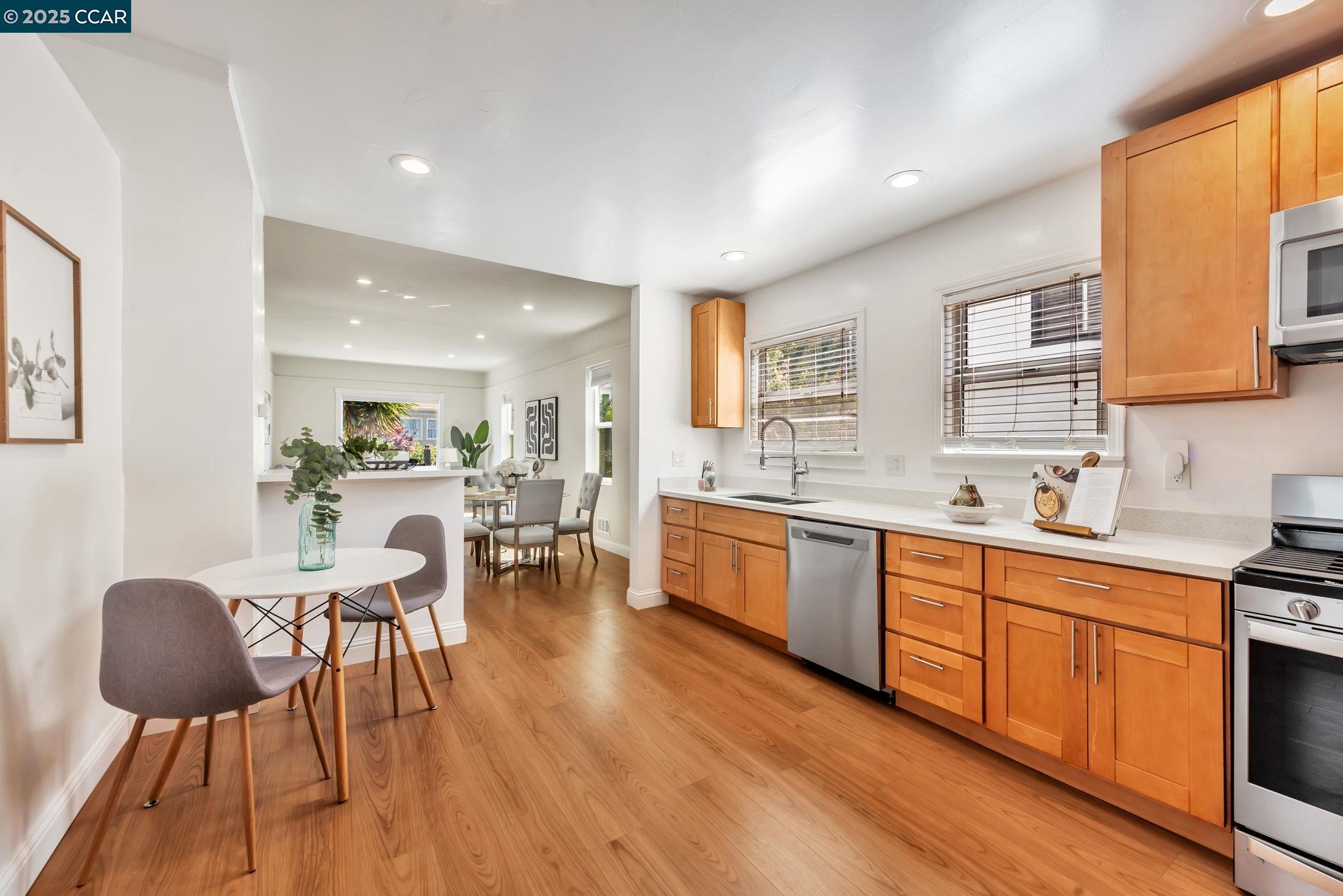 Detail Gallery Image 15 of 51 For 941 45th St, Oakland,  CA 94608 - 4 Beds | 3 Baths