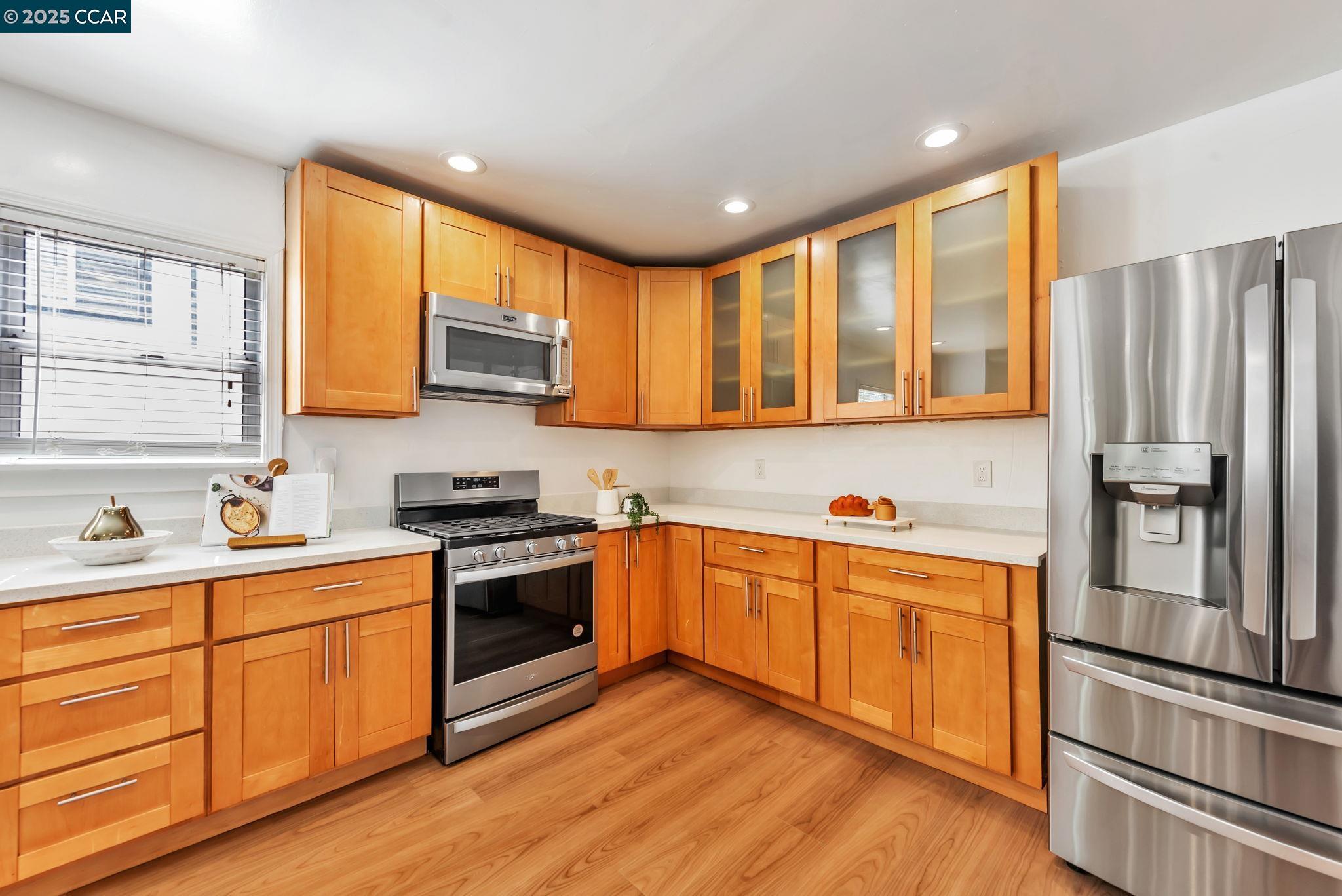 Detail Gallery Image 16 of 51 For 941 45th St, Oakland,  CA 94608 - 4 Beds | 3 Baths