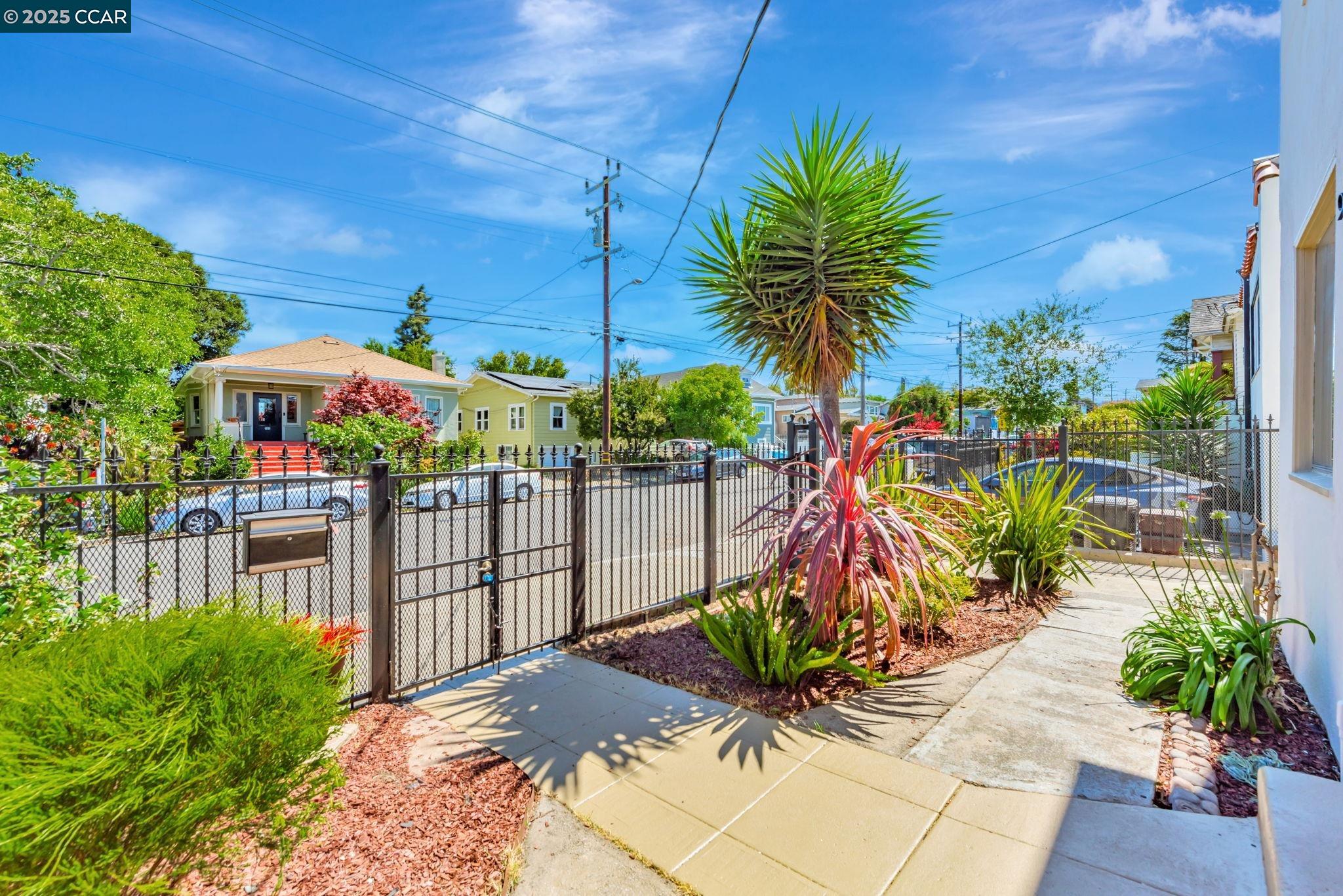 Detail Gallery Image 3 of 51 For 941 45th St, Oakland,  CA 94608 - 4 Beds | 3 Baths