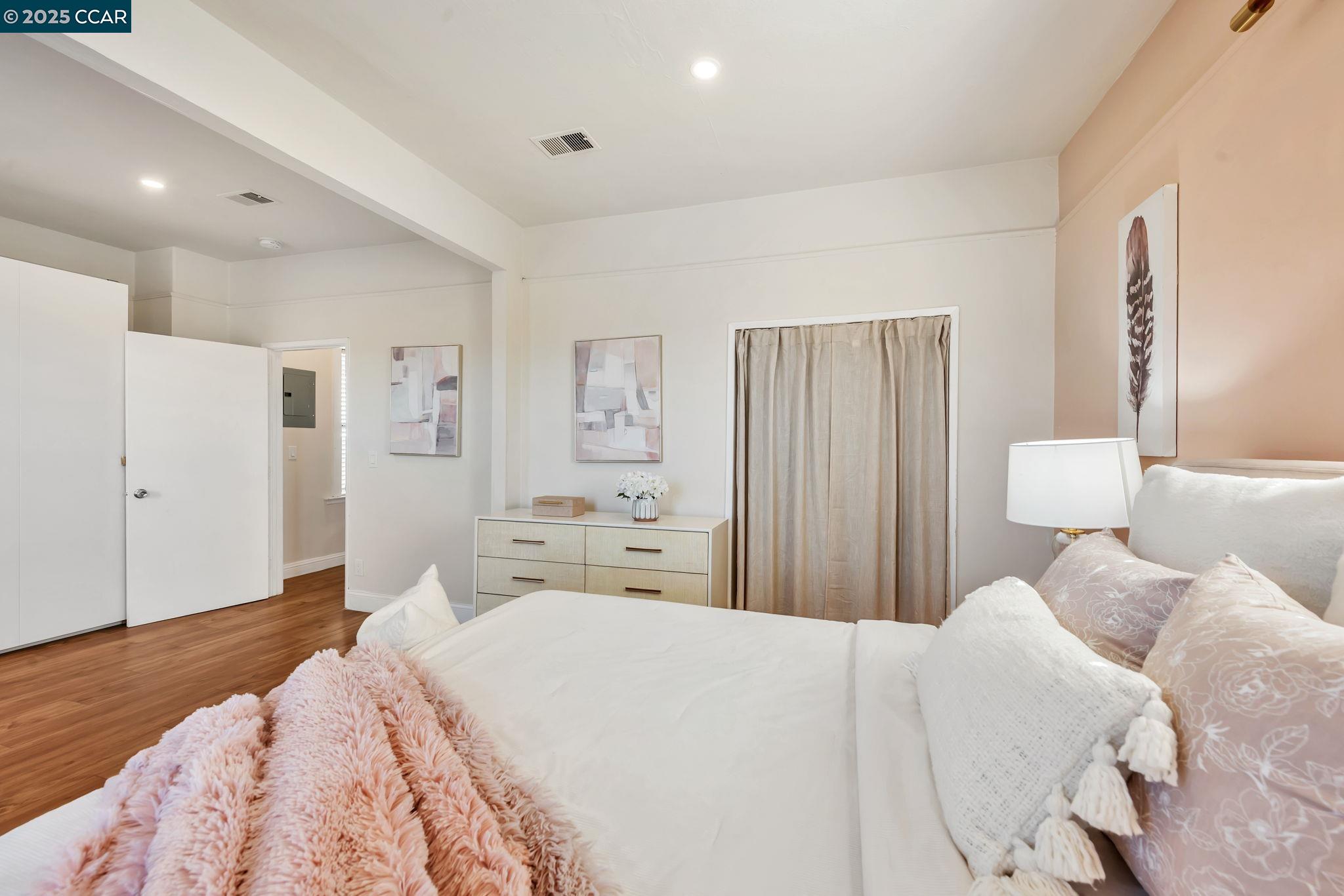 Detail Gallery Image 24 of 51 For 941 45th St, Oakland,  CA 94608 - 4 Beds | 3 Baths