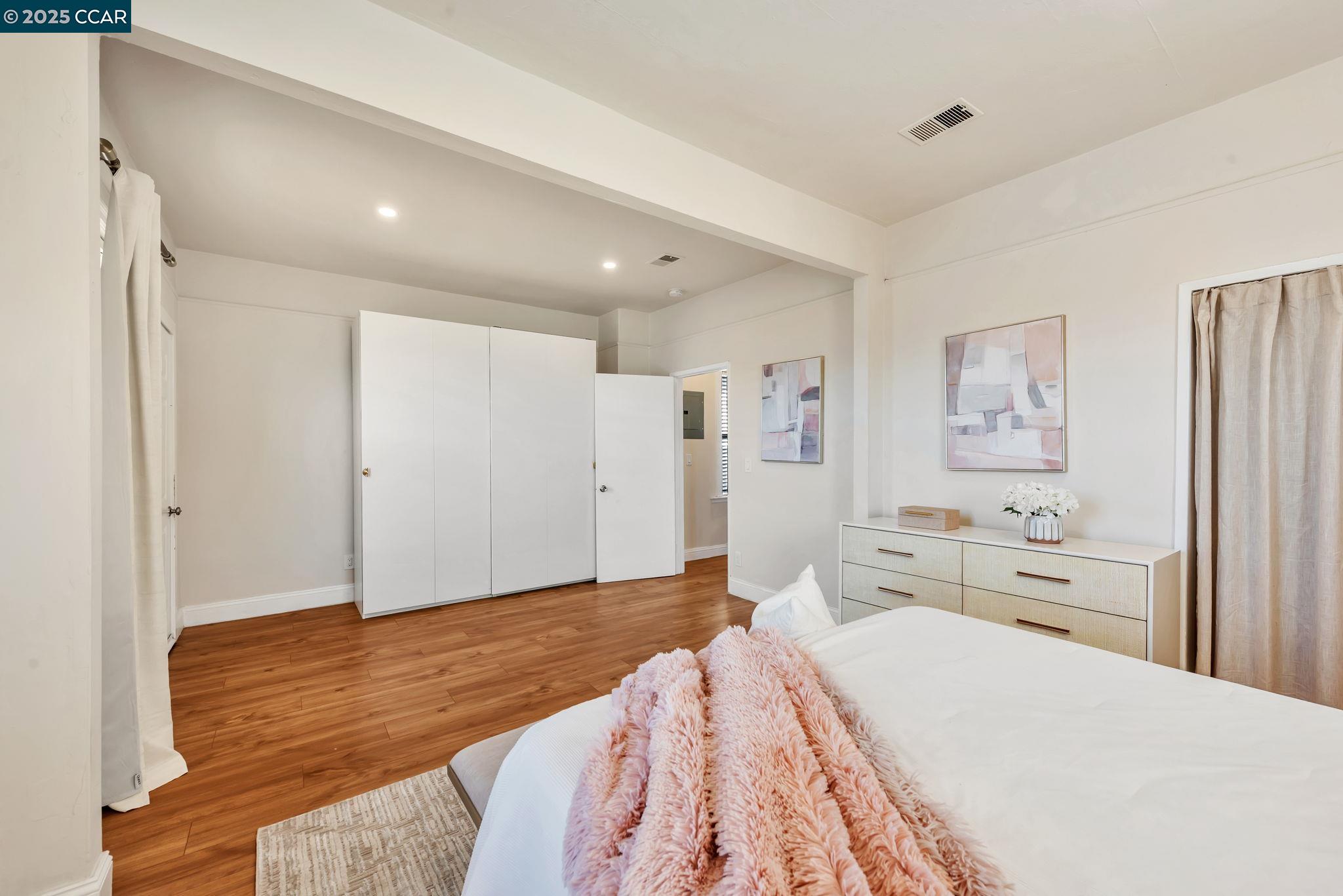 Detail Gallery Image 25 of 51 For 941 45th St, Oakland,  CA 94608 - 4 Beds | 3 Baths
