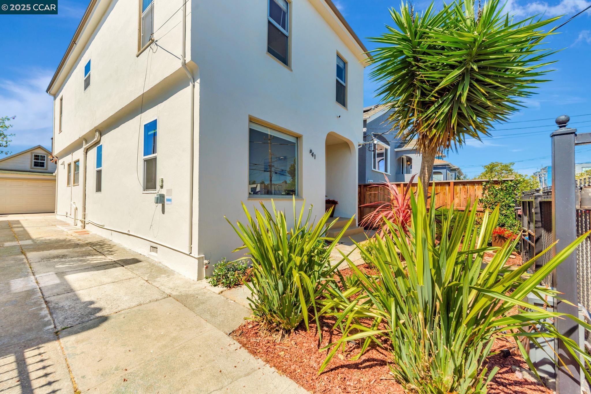 Detail Gallery Image 4 of 51 For 941 45th St, Oakland,  CA 94608 - 4 Beds | 3 Baths