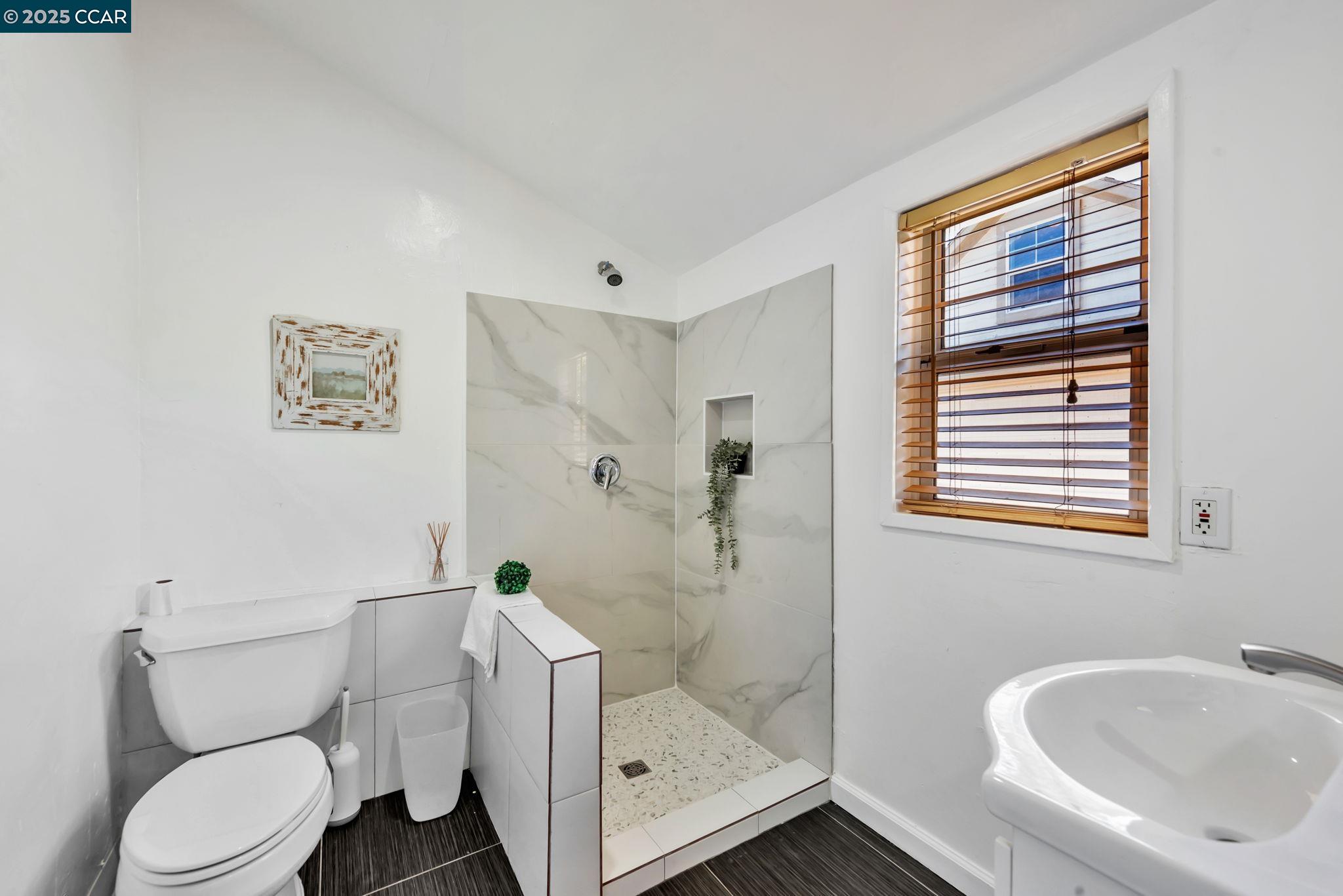 Detail Gallery Image 34 of 51 For 941 45th St, Oakland,  CA 94608 - 4 Beds | 3 Baths