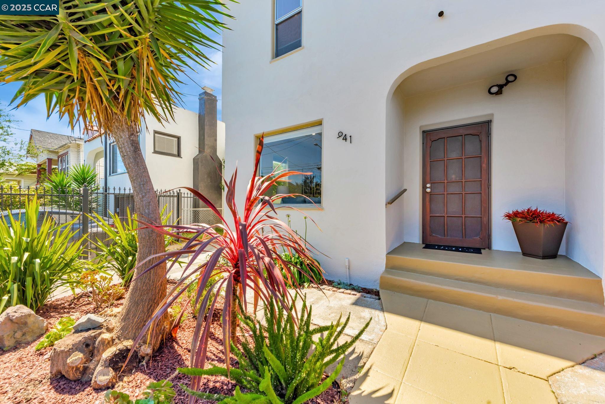 Detail Gallery Image 5 of 51 For 941 45th St, Oakland,  CA 94608 - 4 Beds | 3 Baths