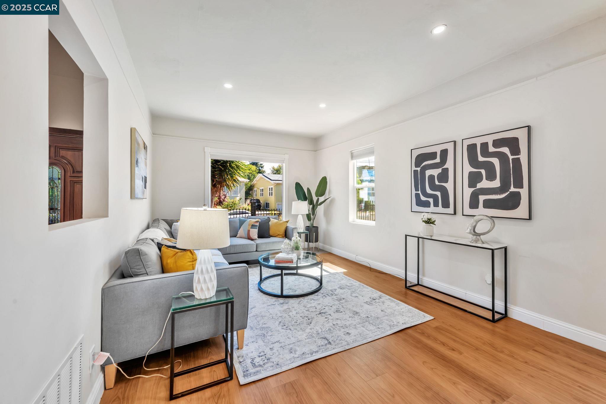 Detail Gallery Image 7 of 51 For 941 45th St, Oakland,  CA 94608 - 4 Beds | 3 Baths