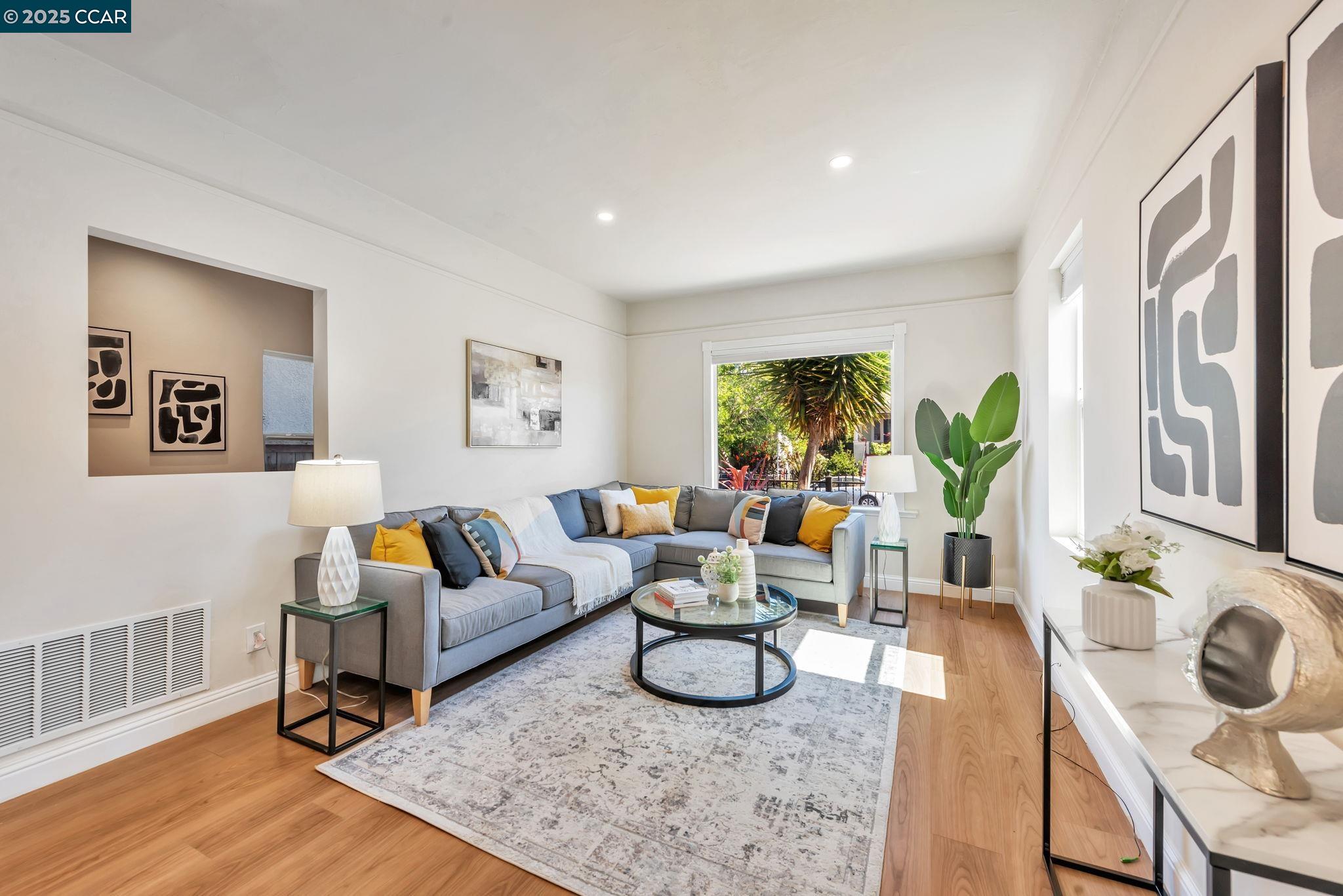 Detail Gallery Image 8 of 51 For 941 45th St, Oakland,  CA 94608 - 4 Beds | 3 Baths