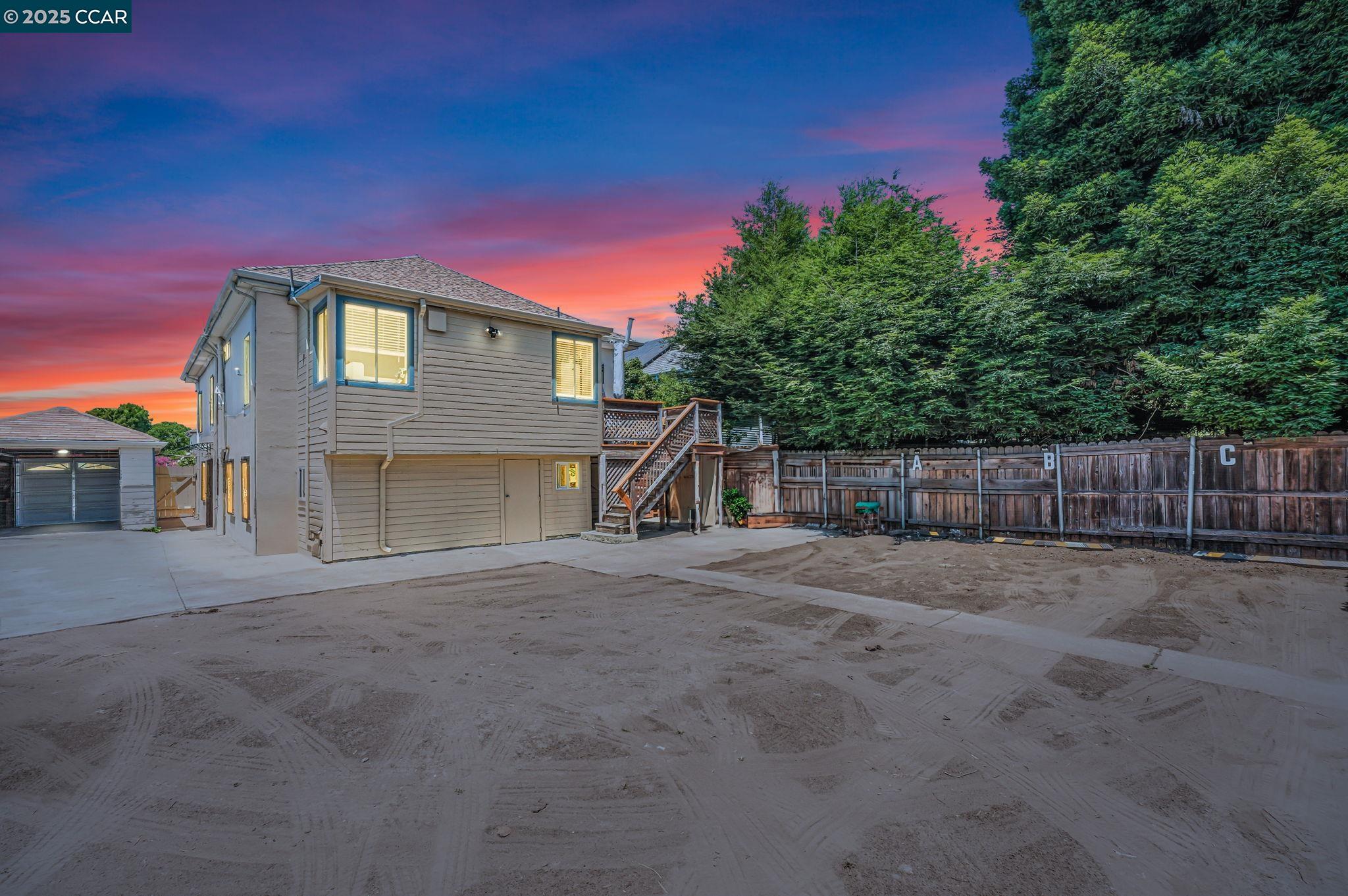 Detail Gallery Image 2 of 18 For 1051 63rd St. #B,  Oakland,  CA 94608 - 2 Beds | 1 Baths
